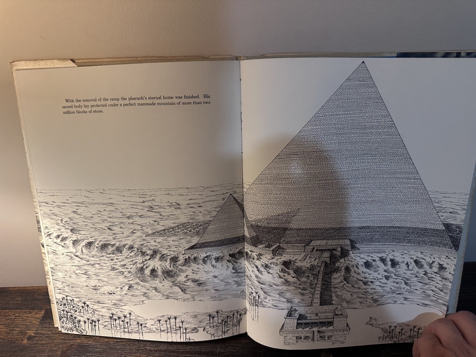 Pyramid, David Macaulay, 1975