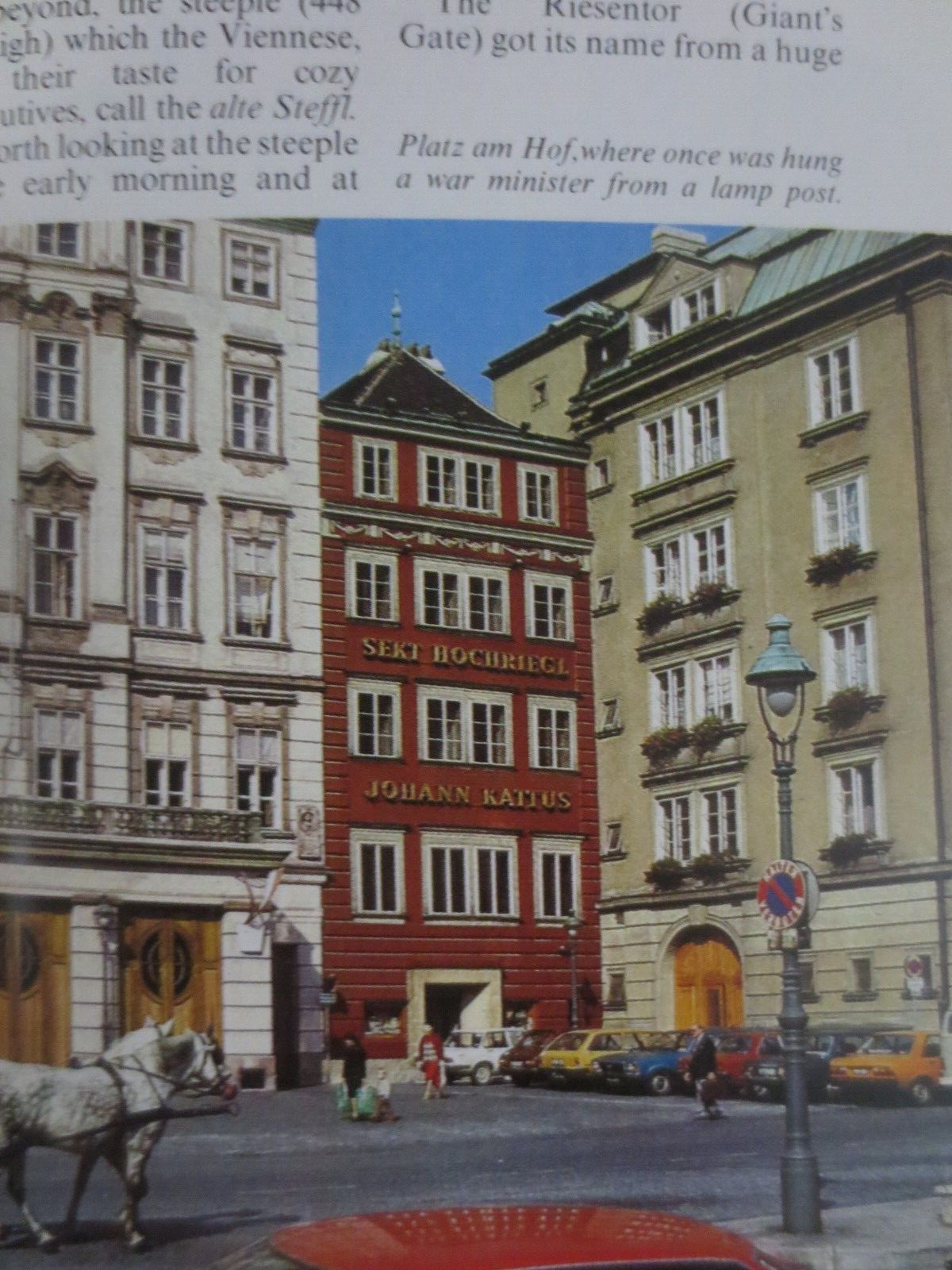 BERLITZ TRAVEL GUIDE VIENNA PAPAERBACK 1982 128 PAGES 4 X 5.5 INCHES