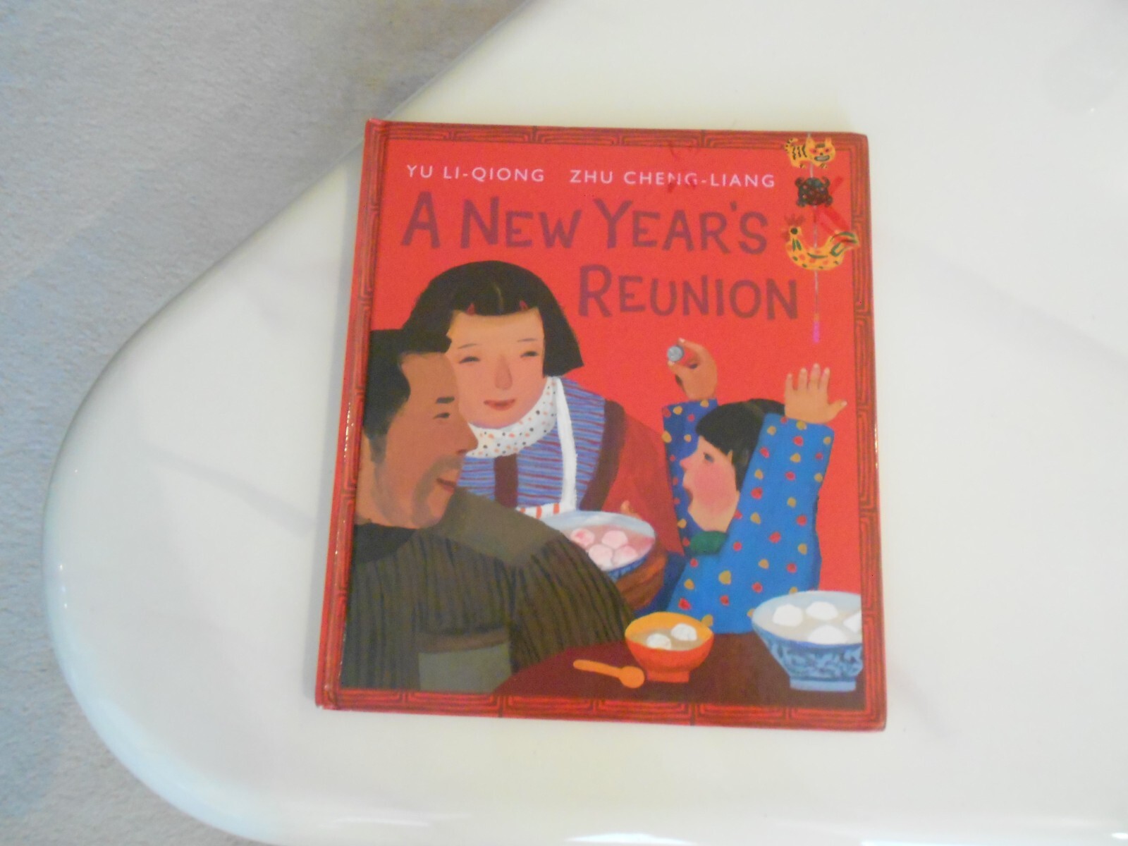 A New Year’s Reunion A Chinese Story by Yu Li-Qiong 2011 Hardcover