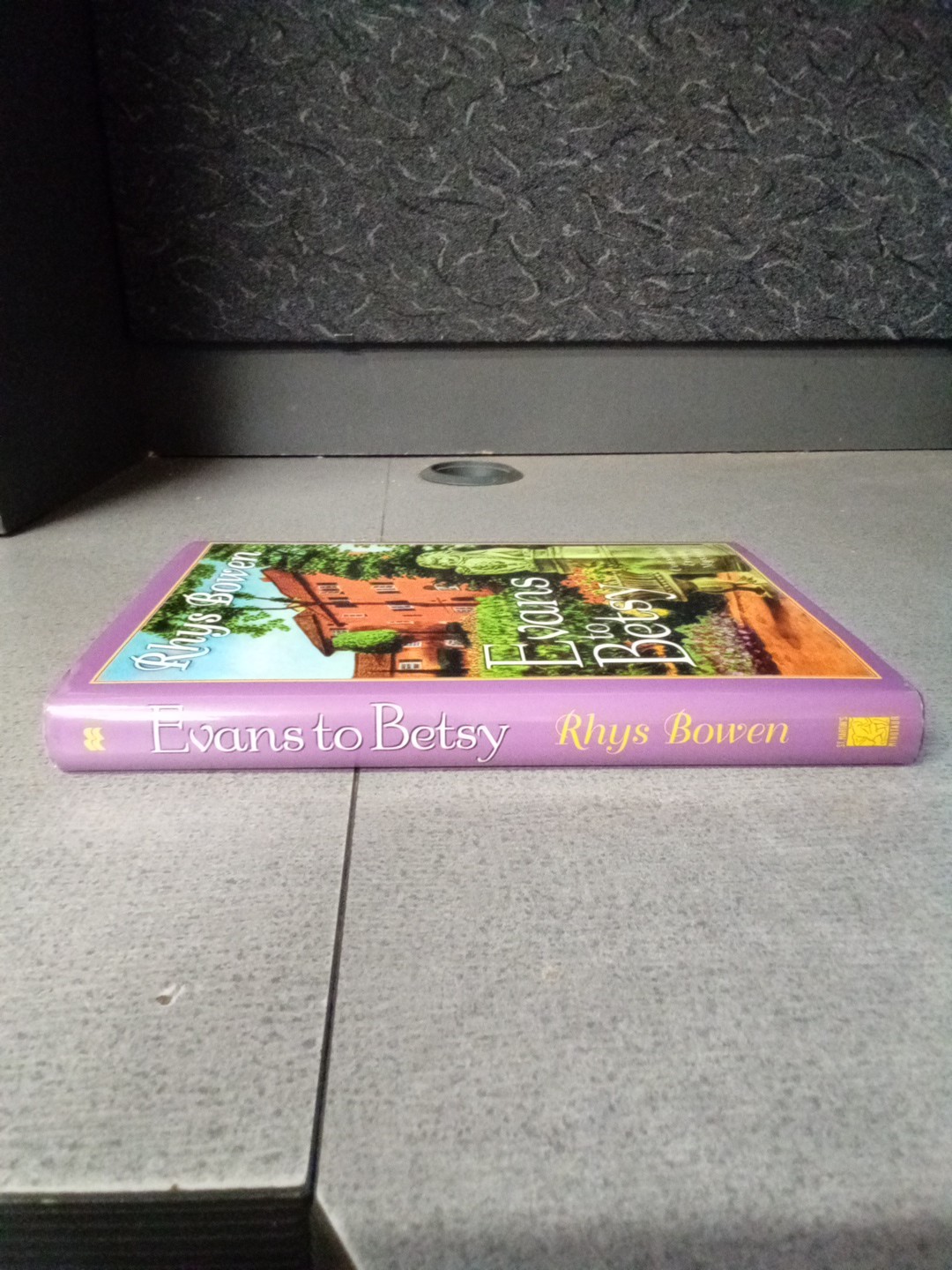 Constable Evans Mysteries Ser.: Evans to Betsy by Rhys Bowen (2002,…
