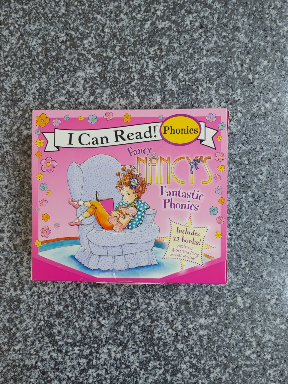 Fancy Nancy’s 12-Book Fantastic Phonics Fun! : Includes 12 Mini-Books