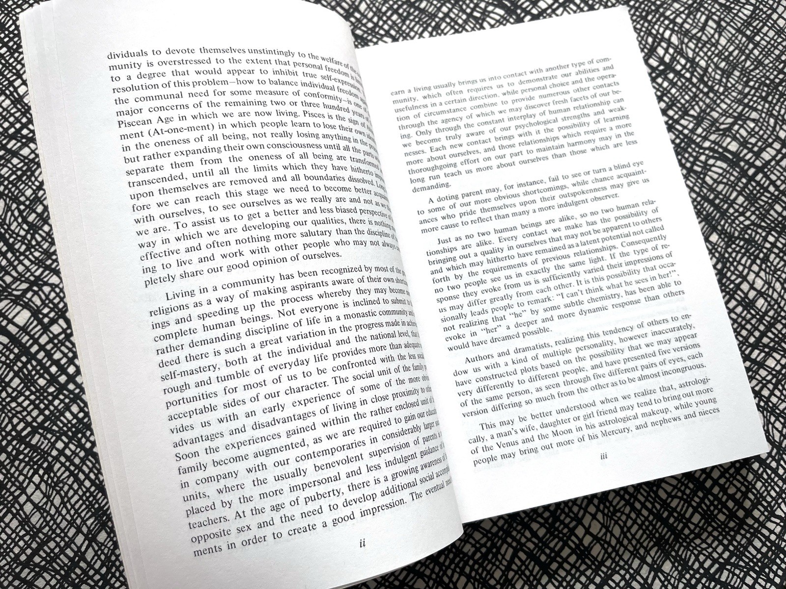 SYNASTRY: UNDERSTANDING HUMAN RELATIONS THROUGH ASTROLOGY ~ DAVISON New Age VGPB