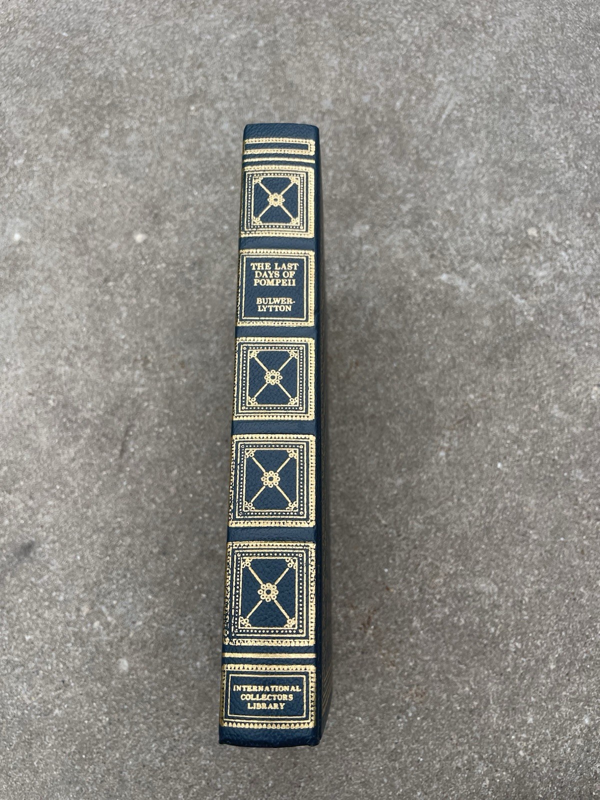 The Last Days of Pompeii by Bulwer-Lytton, International Collectors Library 1946