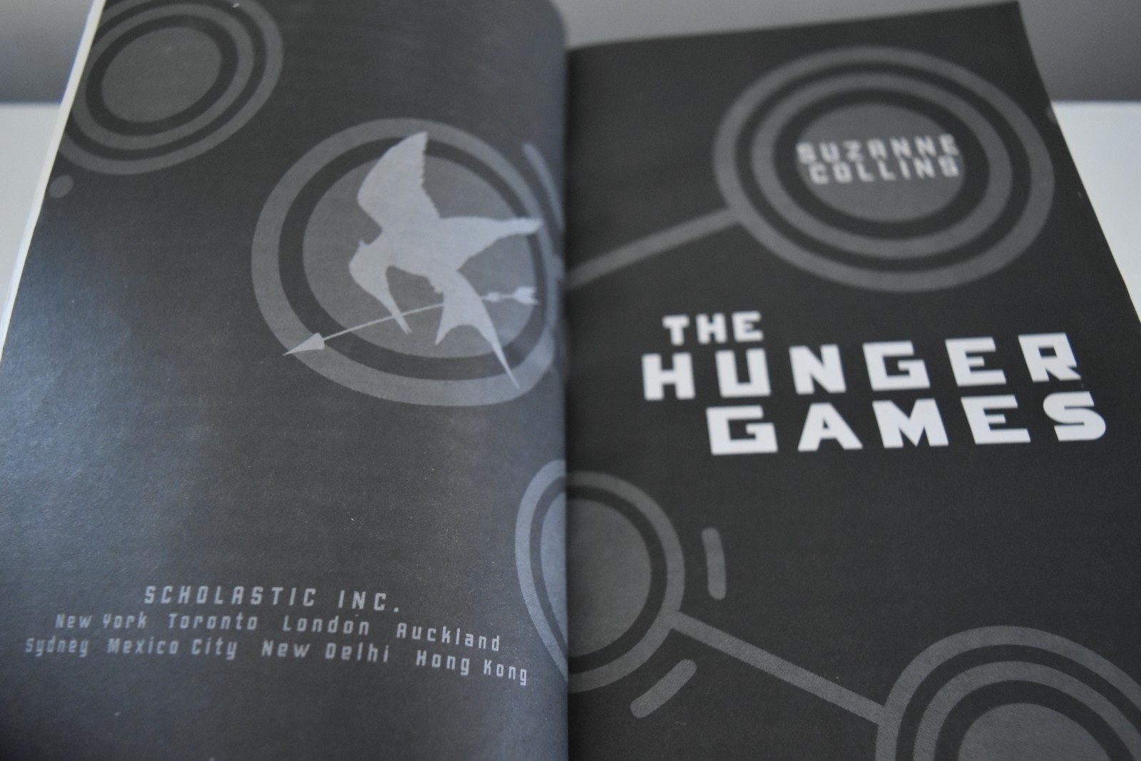 The Hunger Games Book 1-3 by Suzanne Collins, TPB/VGC