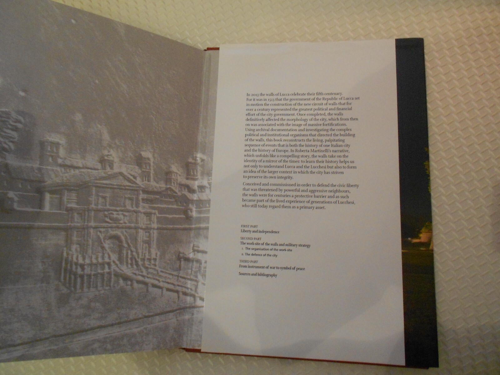 LUCCA AND ITS WALLS 2013 HARDCOVER LELLI KELLY 294 PAGES ISBN ‎ 978-8896527153