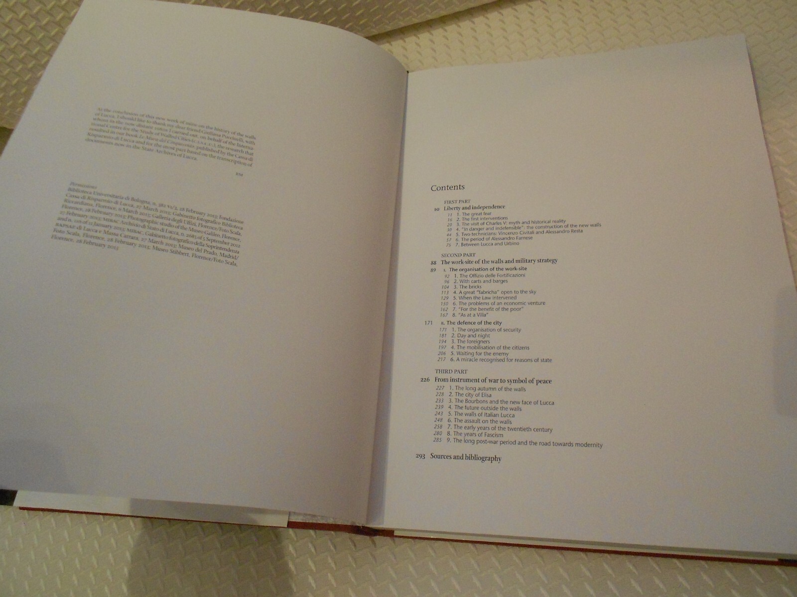 LUCCA AND ITS WALLS 2013 HARDCOVER LELLI KELLY 294 PAGES ISBN ‎ 978-8896527153