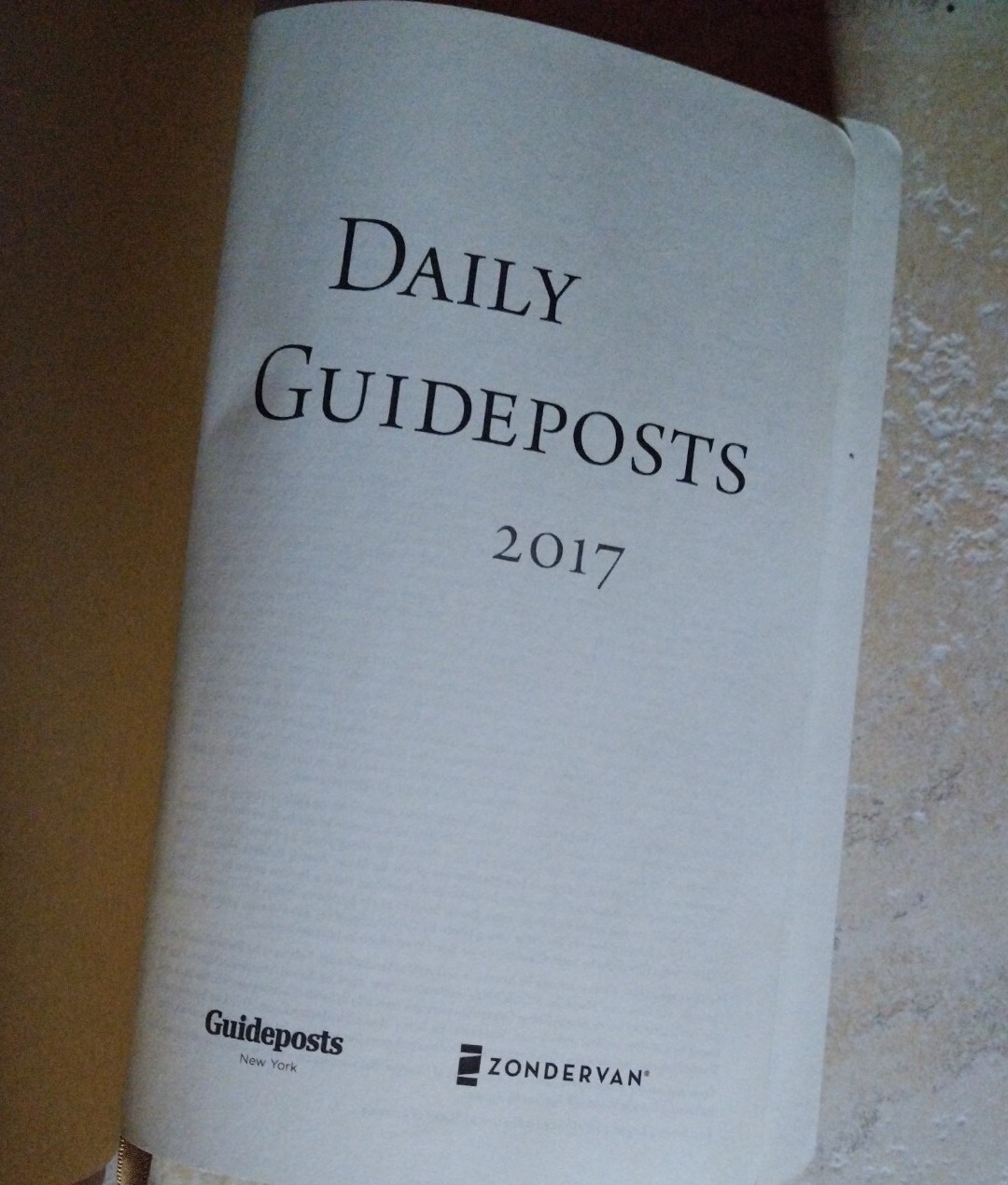 DAILY GUIDEPOSTS – 2017 – All Edges Gilt – Leather-like Covers – Daily Guide
