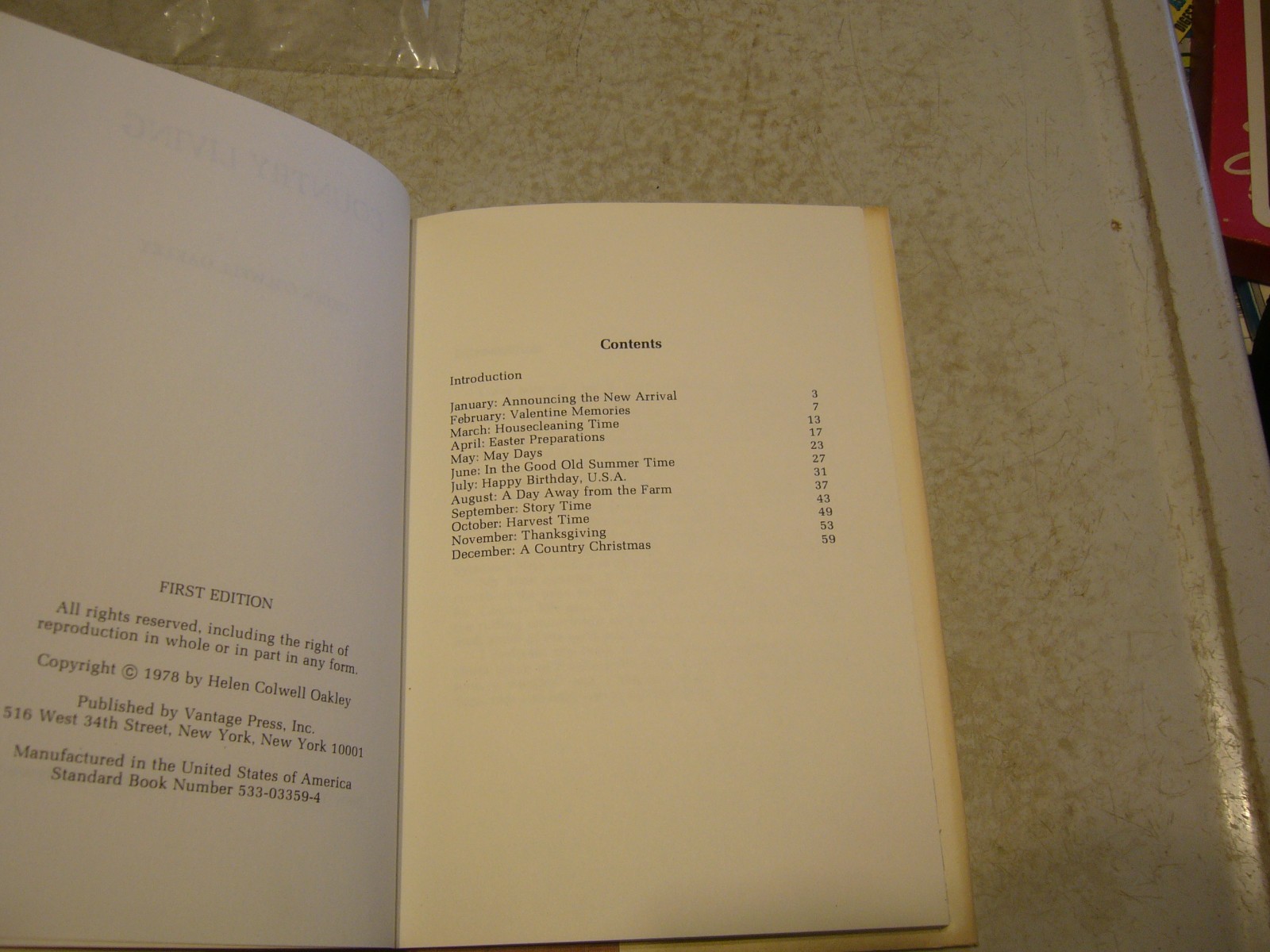 COUNTRY LIVING Oakley, Helen Colwell 1978 First Edition HC/DJ 61 Pages