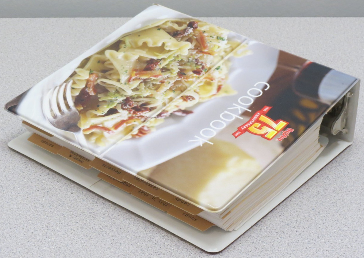 HyVee 75 Anniversary Cookbook – 3 ring binder – 667 pages