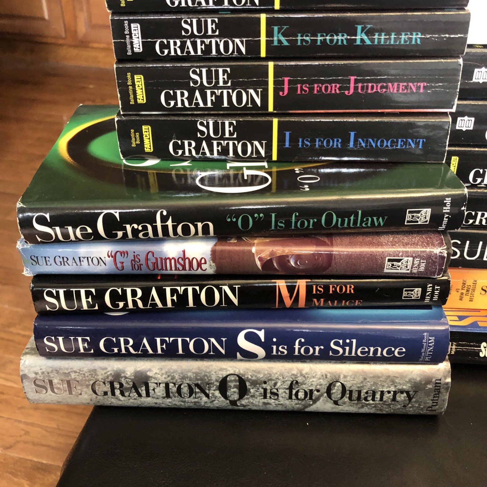 Your Choice SUE GRAFTON Alphabet Mystery Books — Many Different Titles