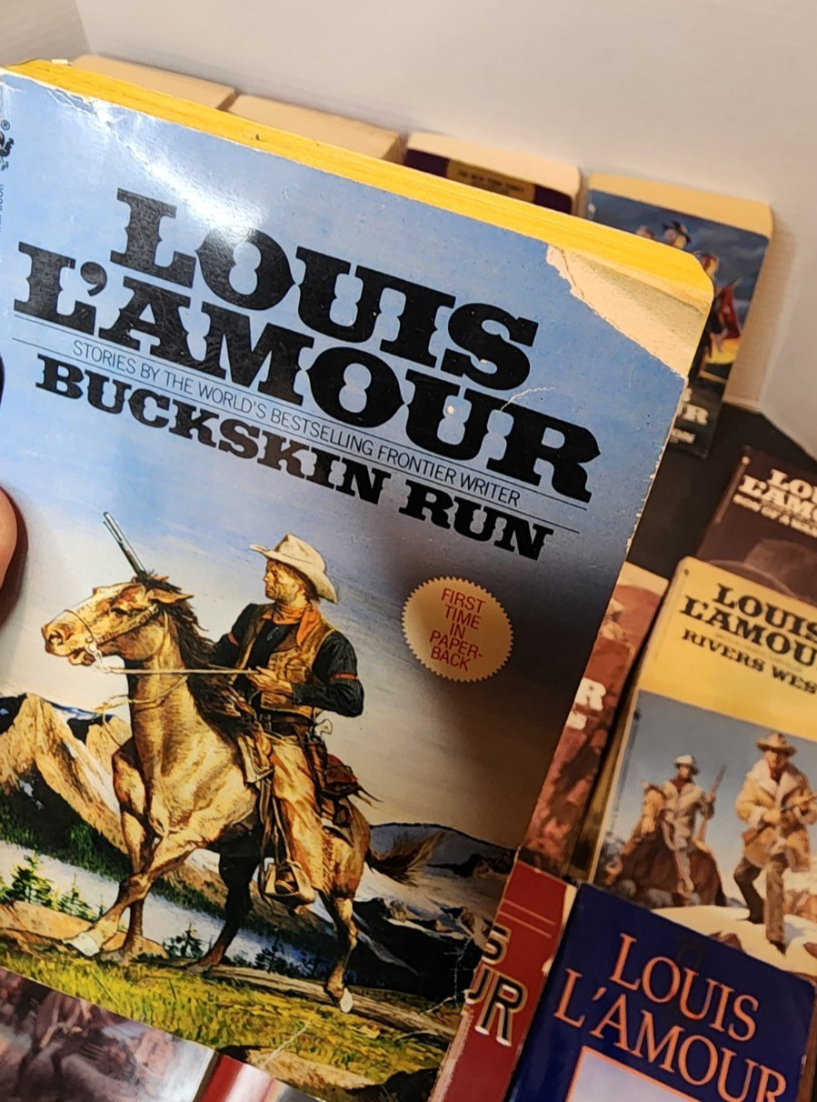 LOUIS L’AMOUR MIXED LOT OF 24 PAPERBACK BOOKS SOME SACKETT BOOKS AND MORE