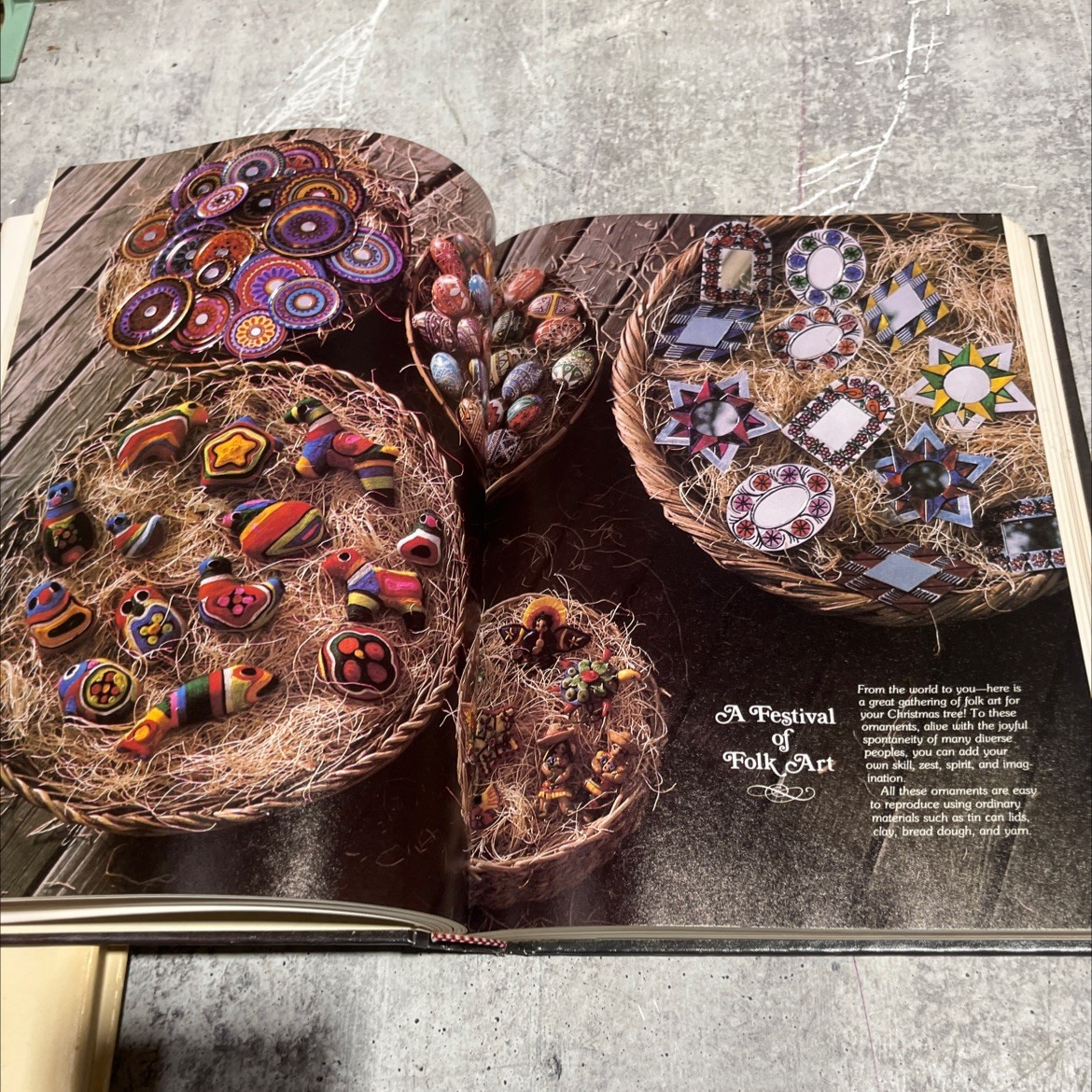better homes and gardens treasury christmas crafts&foods book, by meredith corp