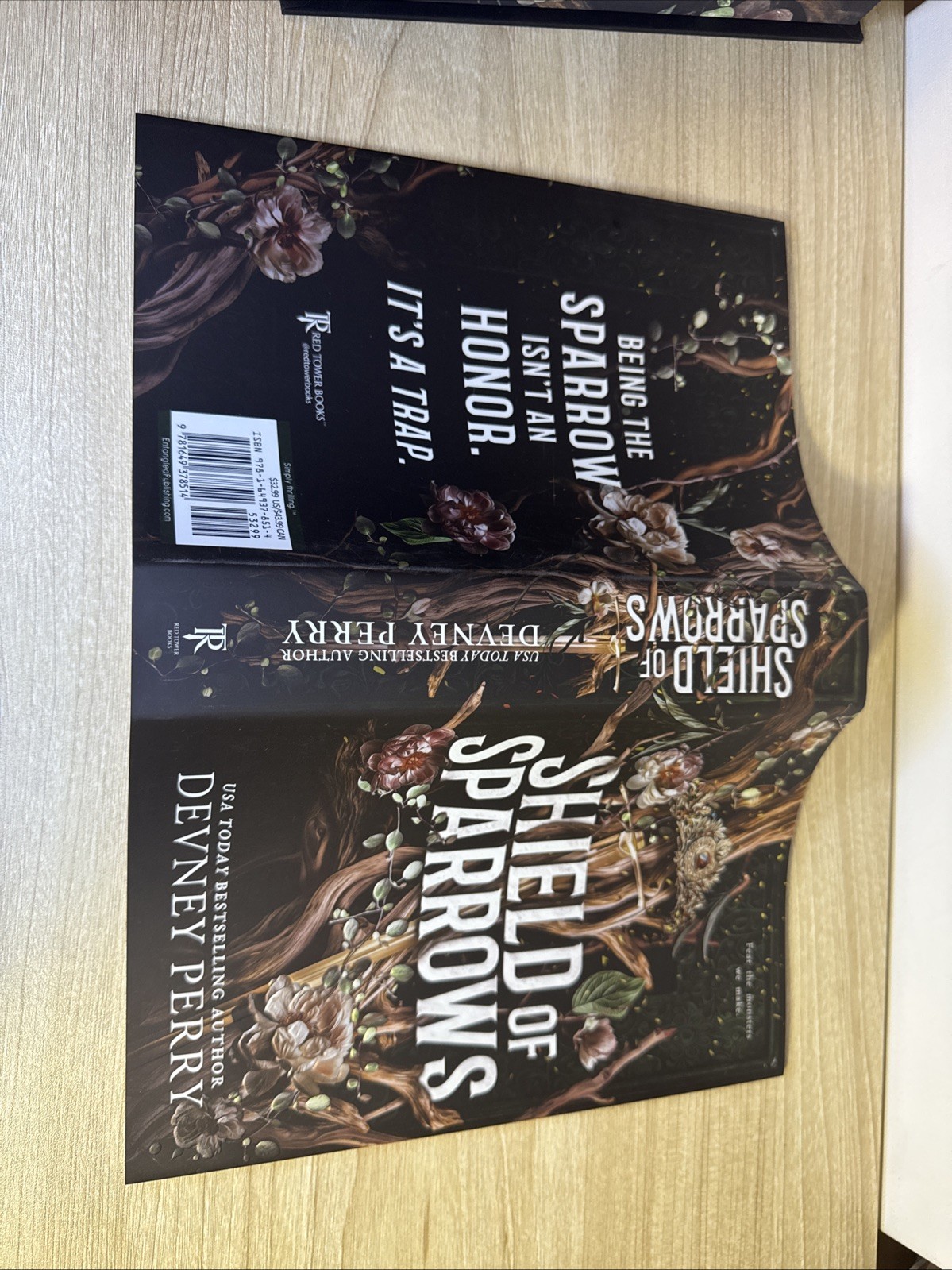 Shield of Sparrows Deluxe Special Ed. Devney Perry Sprayed Edges First Print 🔥