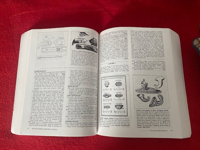 BOOK: 300 YEARS OF KITCHEN COLLECTIBLES 5TH EDITION by LINDA CAMPBELL FRANKLIN