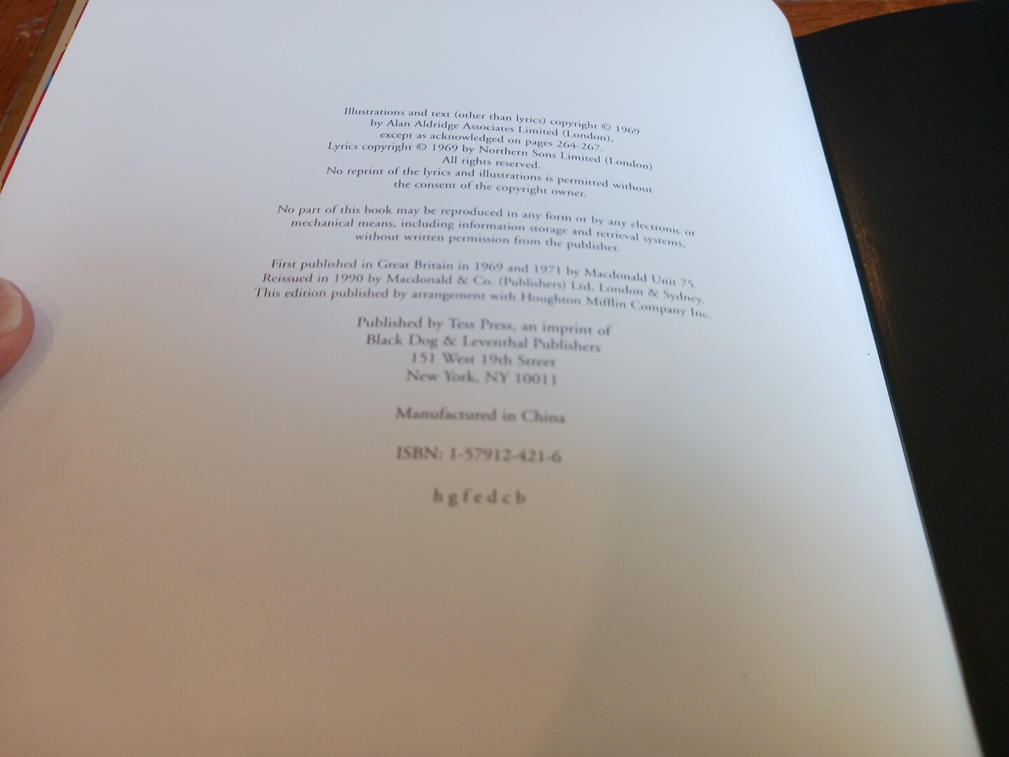 BEATLES – ILLUSTRATED LYRICS -267 PAGES -HARDCOVER HCDJ BOOK , 1991 ,THE BEATLES