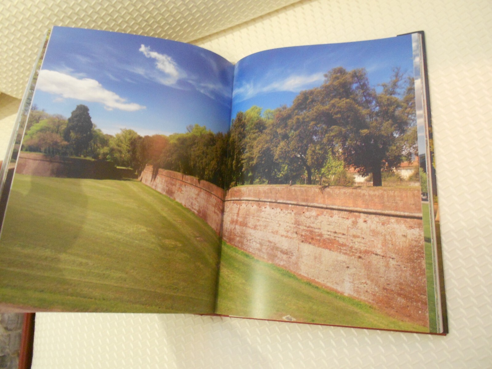 LUCCA AND ITS WALLS 2013 HARDCOVER LELLI KELLY 294 PAGES ISBN ‎ 978-8896527153