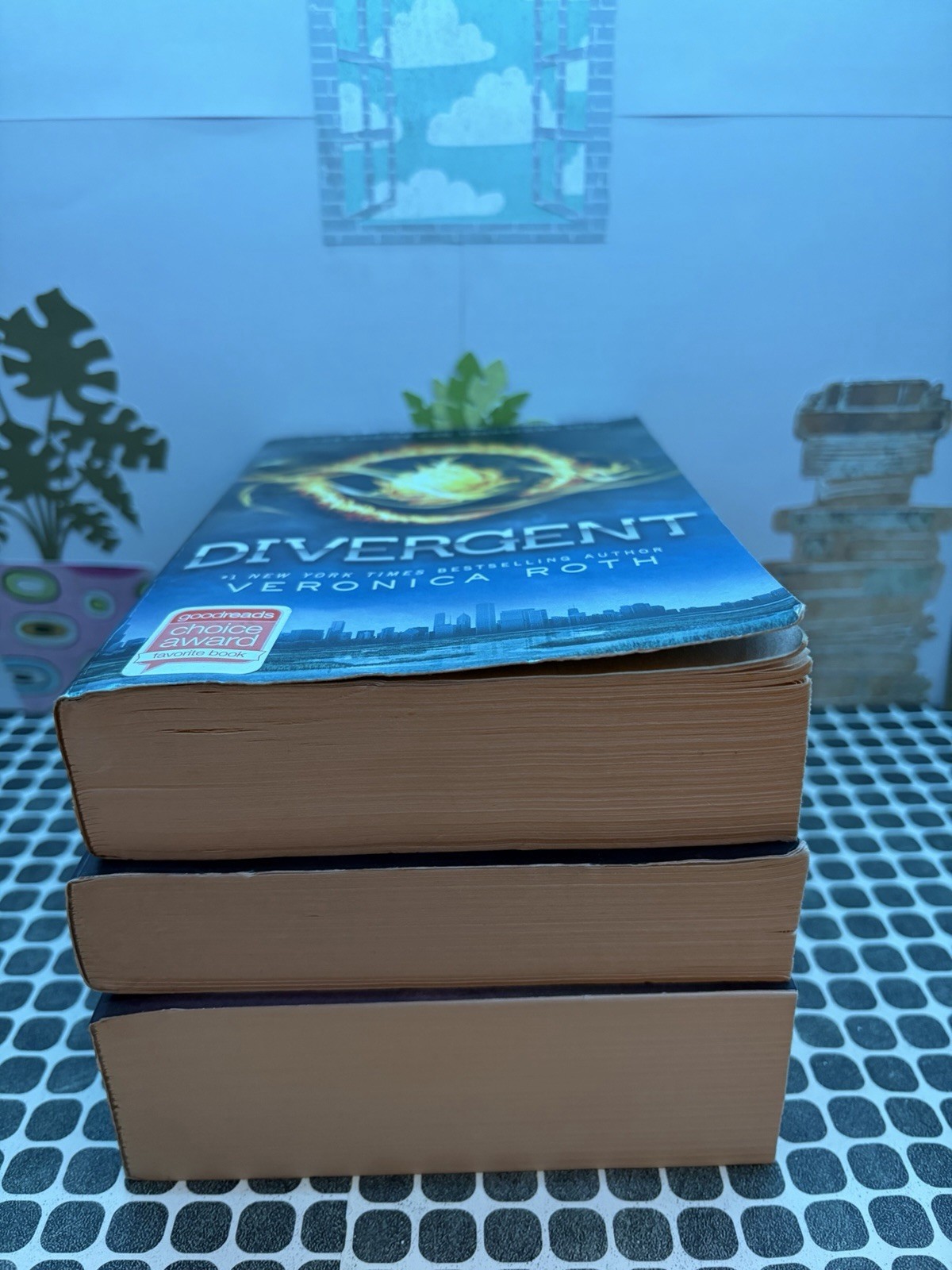 3 Young Adult Dystopian Fiction Paperback Books Veronica Roth, Kate, McMann