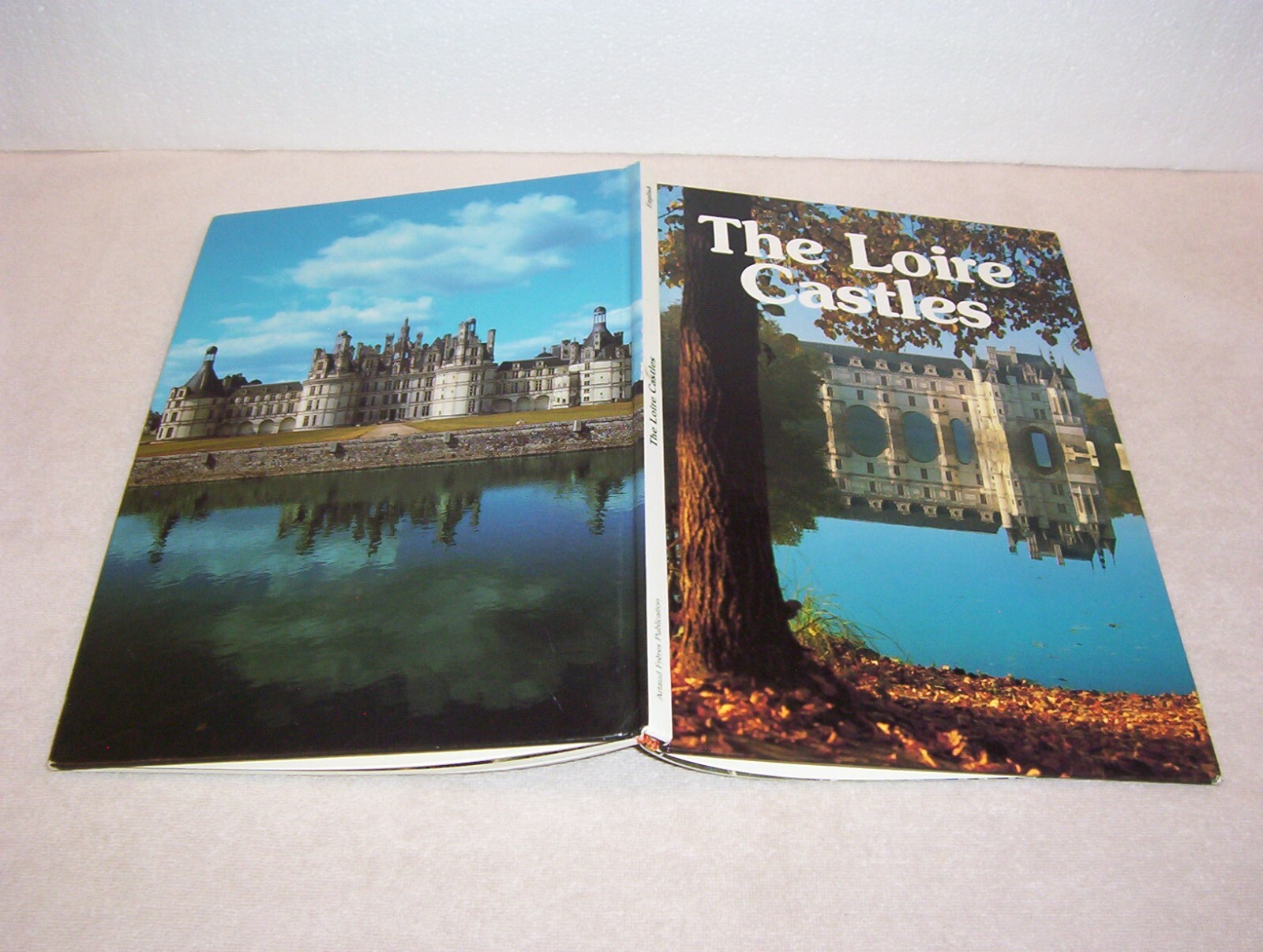 Hardcover “THE LOIRE CASTLES” by Armel de Wismes 70 pages – NICE