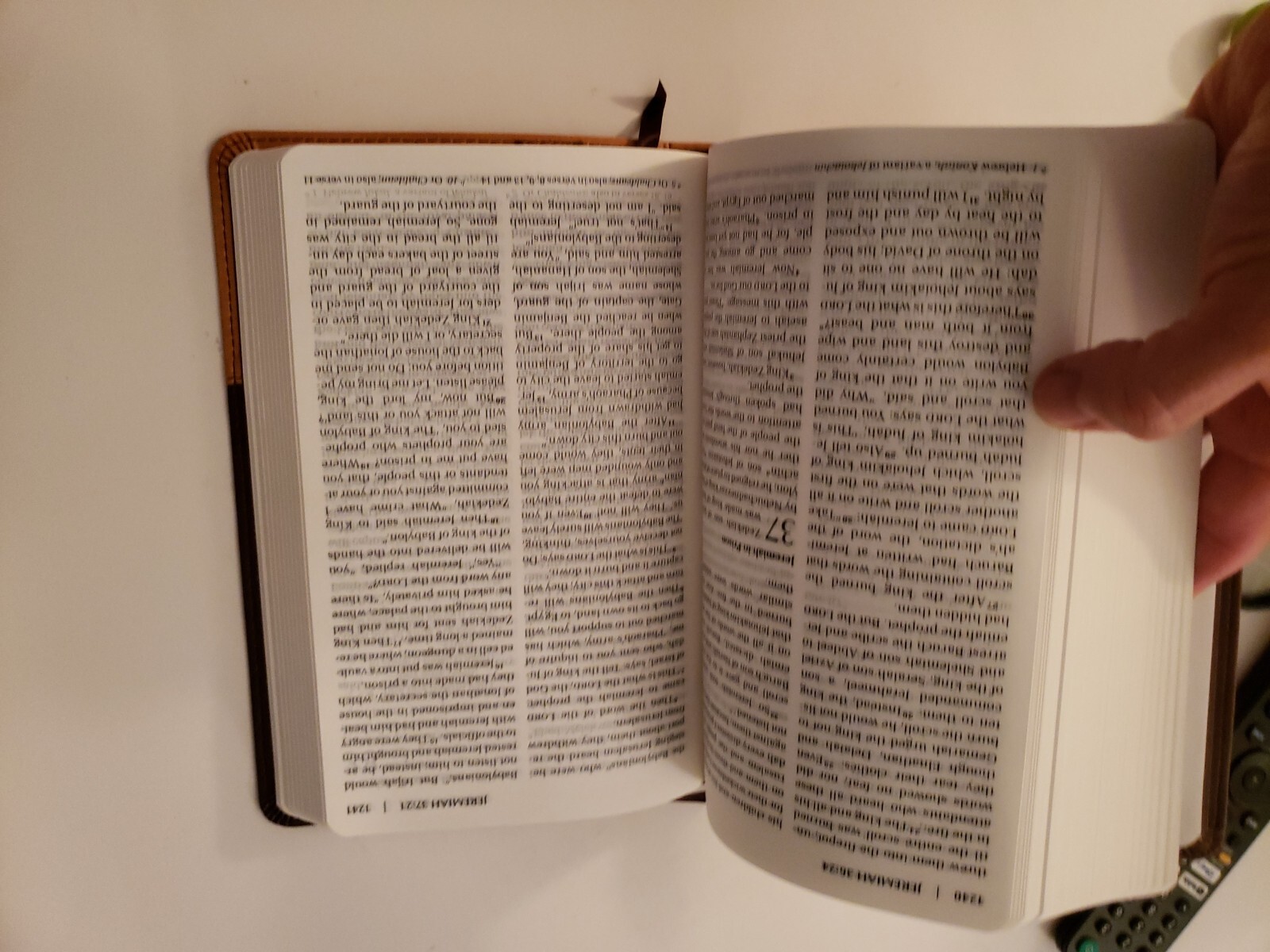 NIV Holy Bible Large Print Chocolate / Amber Duo Tone Brown Leather Cover Church