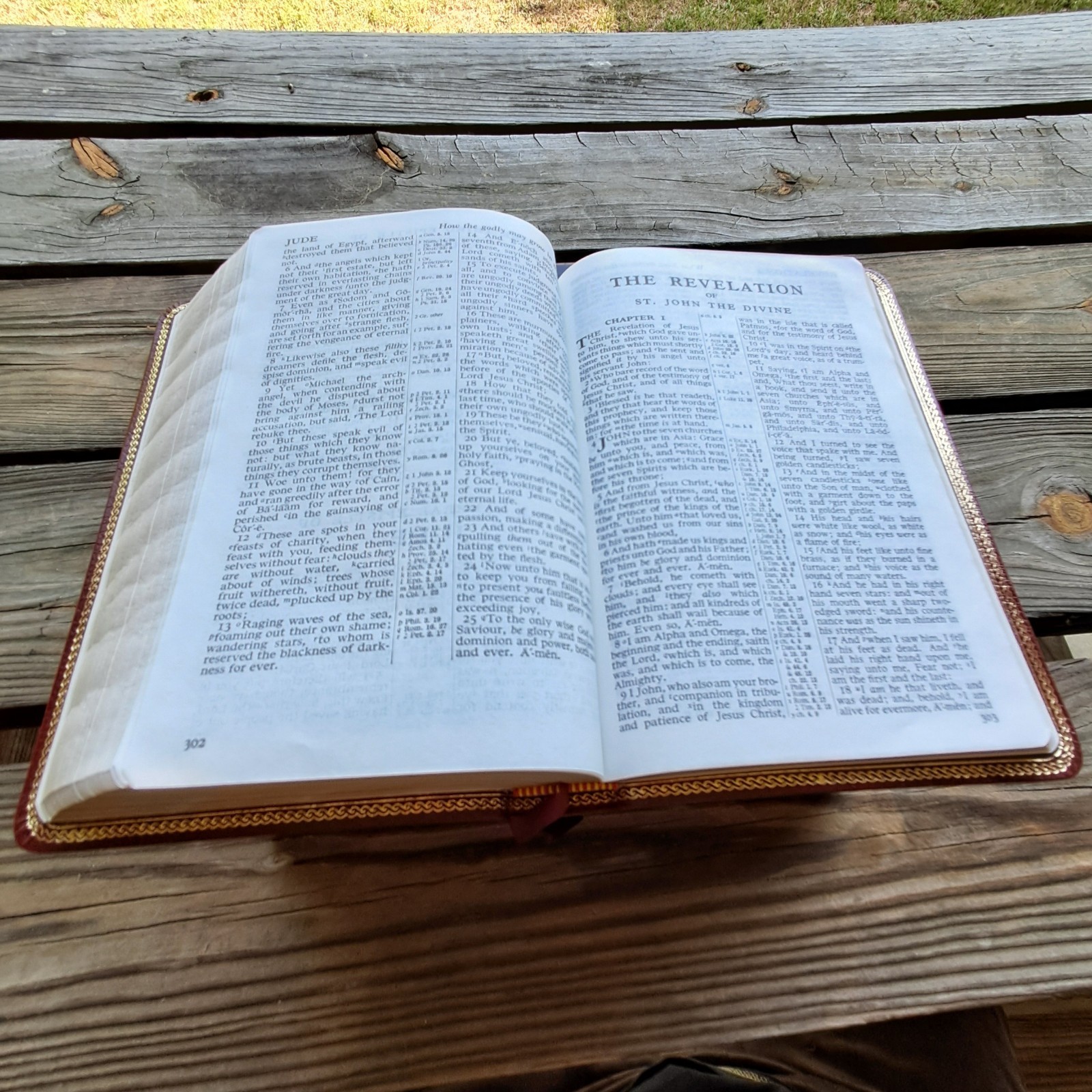 HOLY BIBLE ROYAL SOVEREIGN WORLD KJV BURGANDY GENUINE BONDED LEATHER RED LETTER