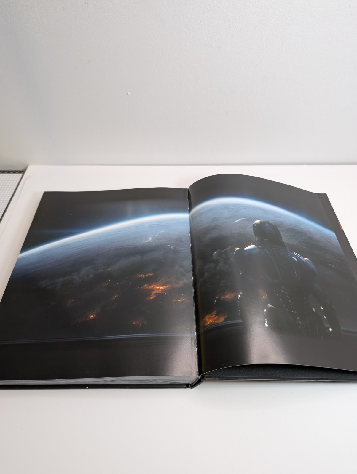 Dark Horse The Art of the Mass Effect Universe Hardcover Art Book 2012 Used