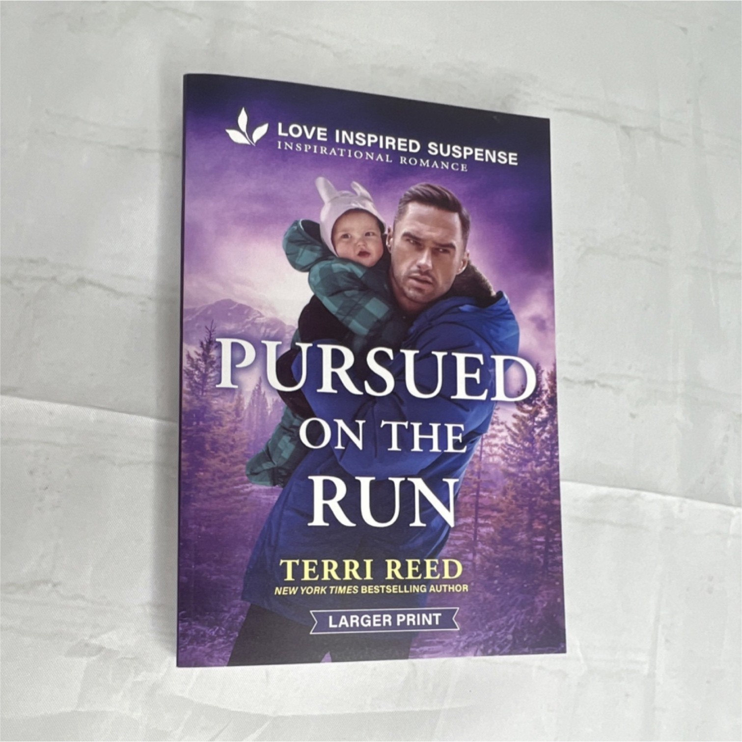 Love Inspired Suspense Pursued on the Run by Terri Reed Large Print Paperback