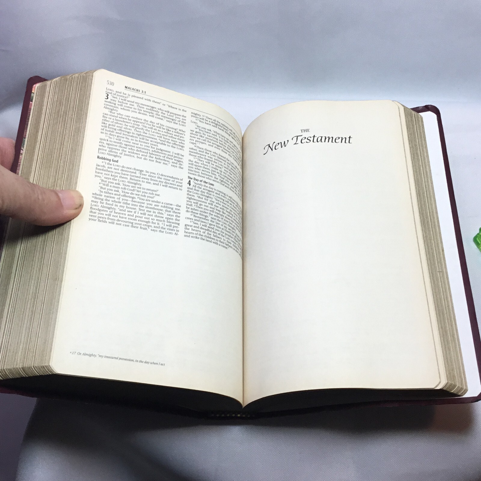 KJV Holy Bible: Gift and Award, Black Leather-Look, Red Letter 2001