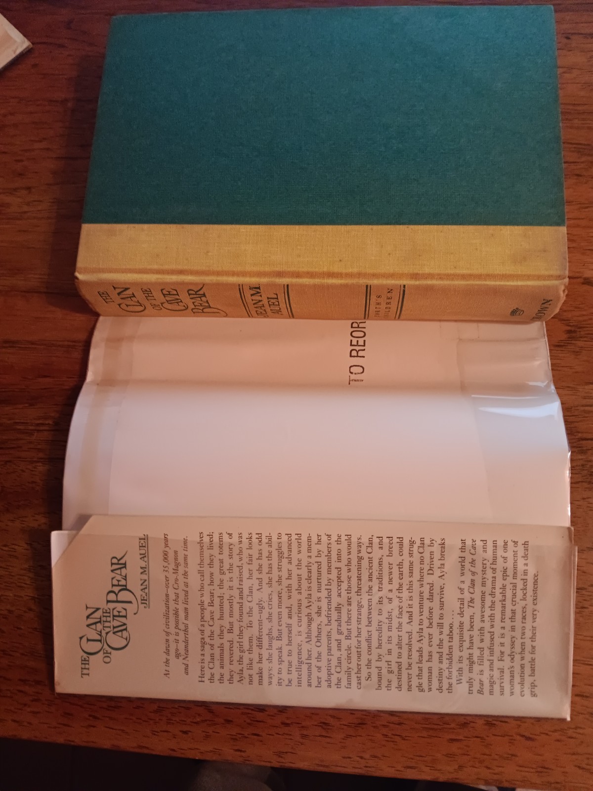 THE CLAN OF THE CAVE BEAR by Jean Auel 1980 Crown HCDJ 1st Edition 1st Printing