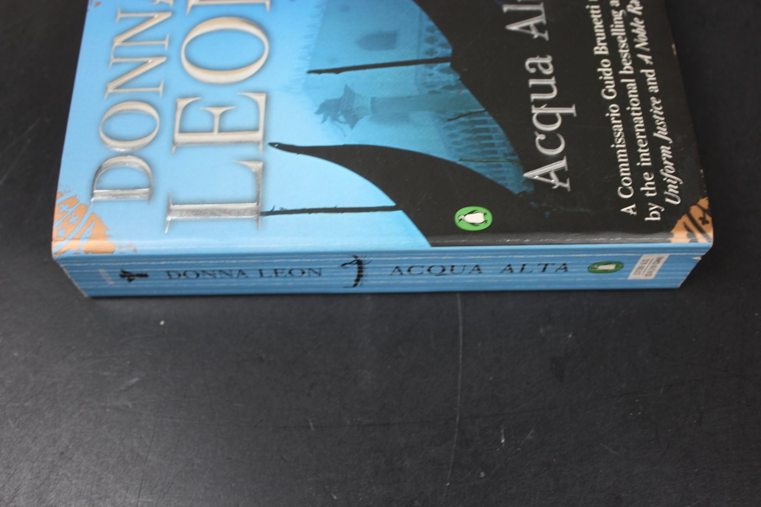 Acqua Alta Donna Leon 2004 Mystery Thriller Commissario Brunetti Penguin PV ~ VG