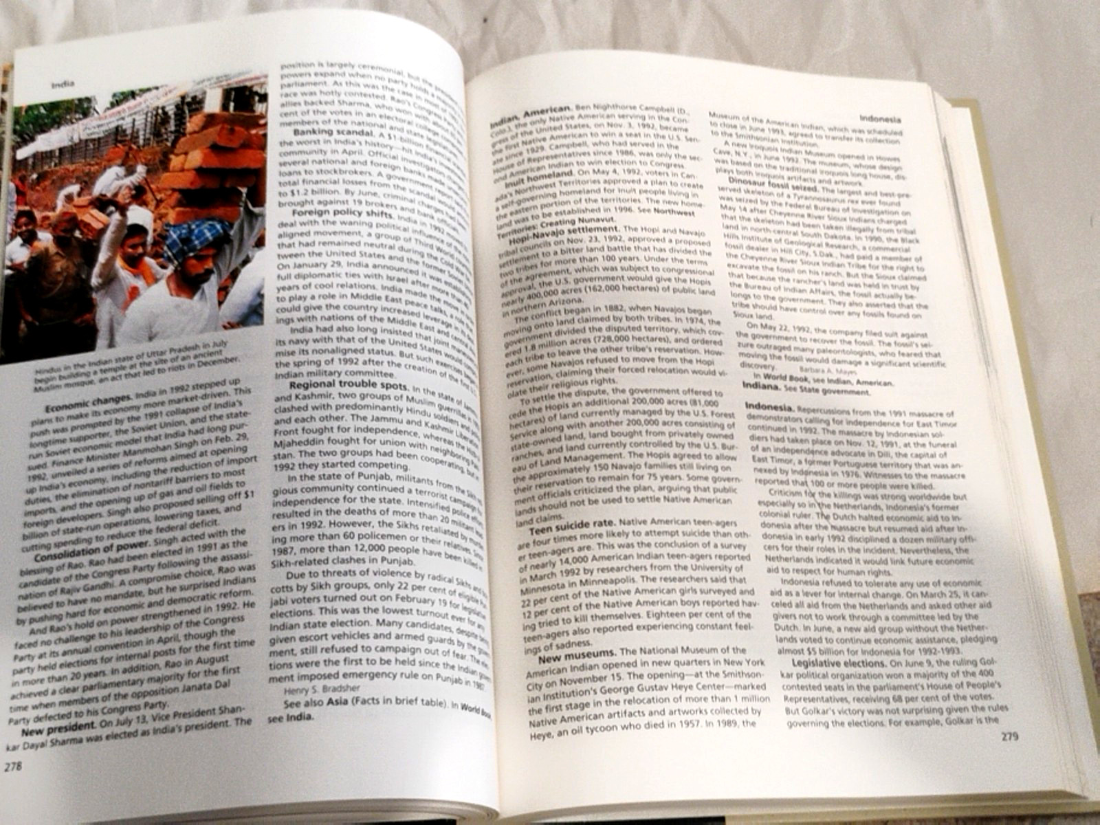 Vintage Almanac Encyclopedia The World Book Year Review of Events Dictionary