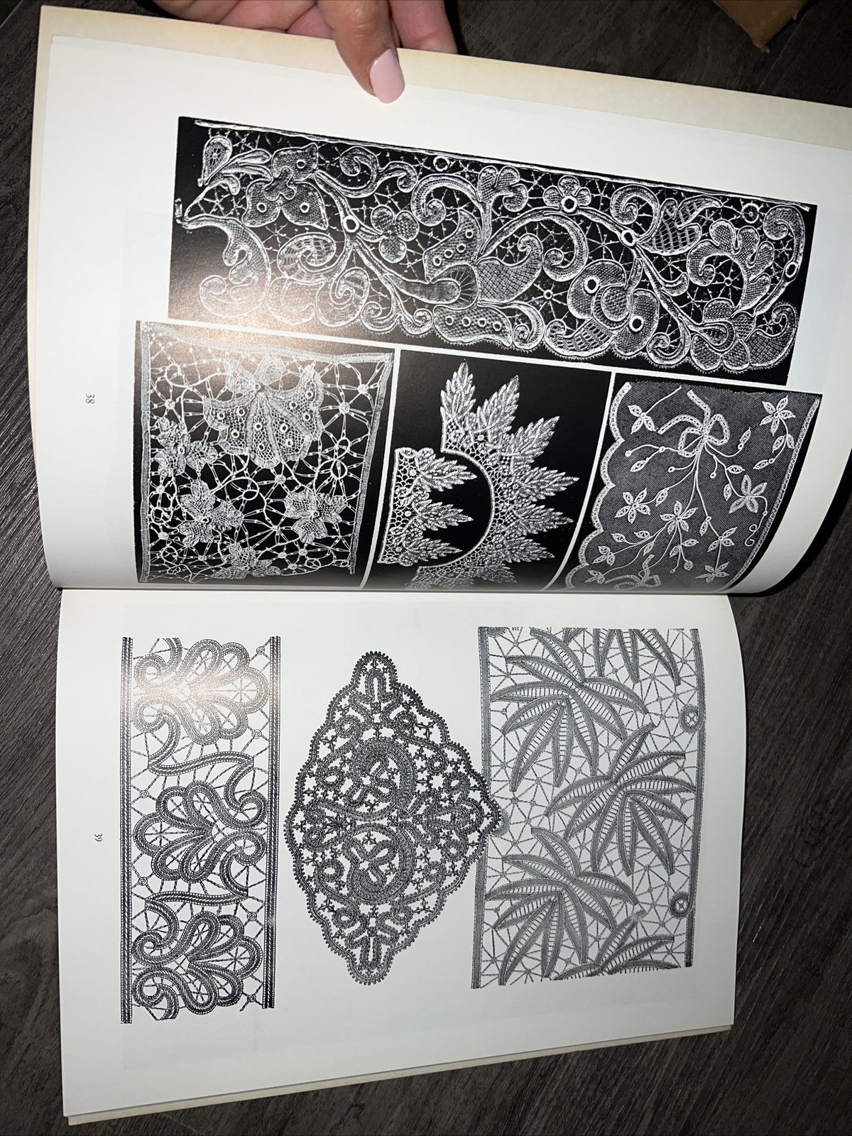Dover Pictorial Archive Ser.: Pictorial Archive of Lace Designs : 325…