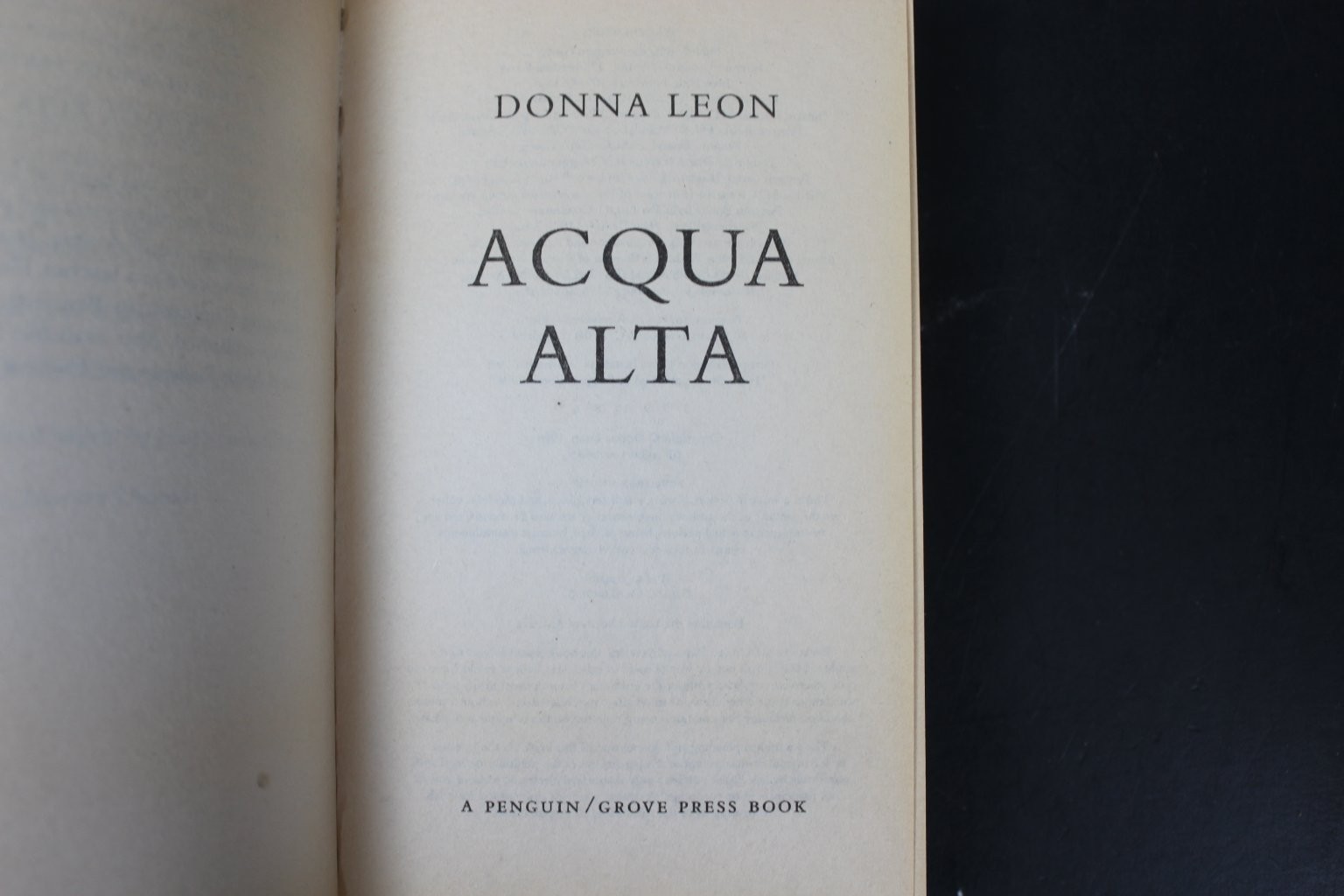 Acqua Alta Donna Leon 2004 Mystery Thriller Commissario Brunetti Penguin PV ~ VG