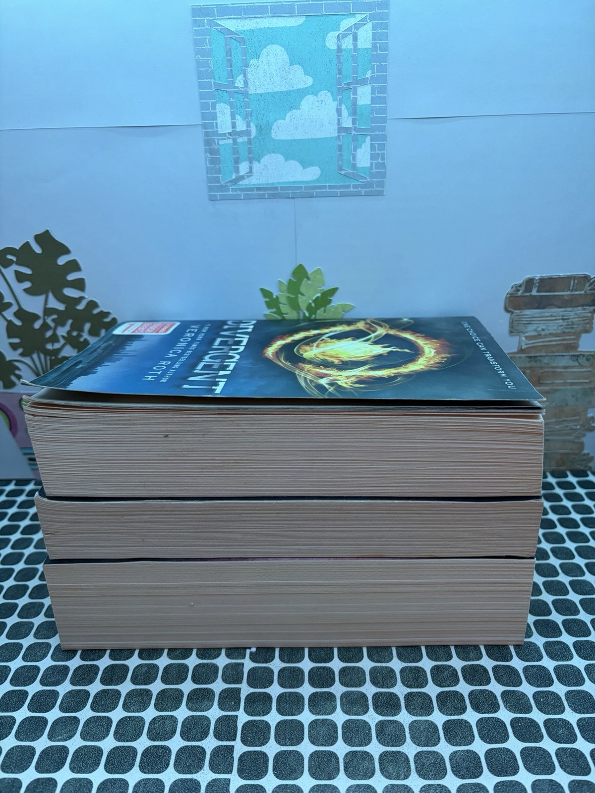 3 Young Adult Dystopian Fiction Paperback Books Veronica Roth, Kate, McMann