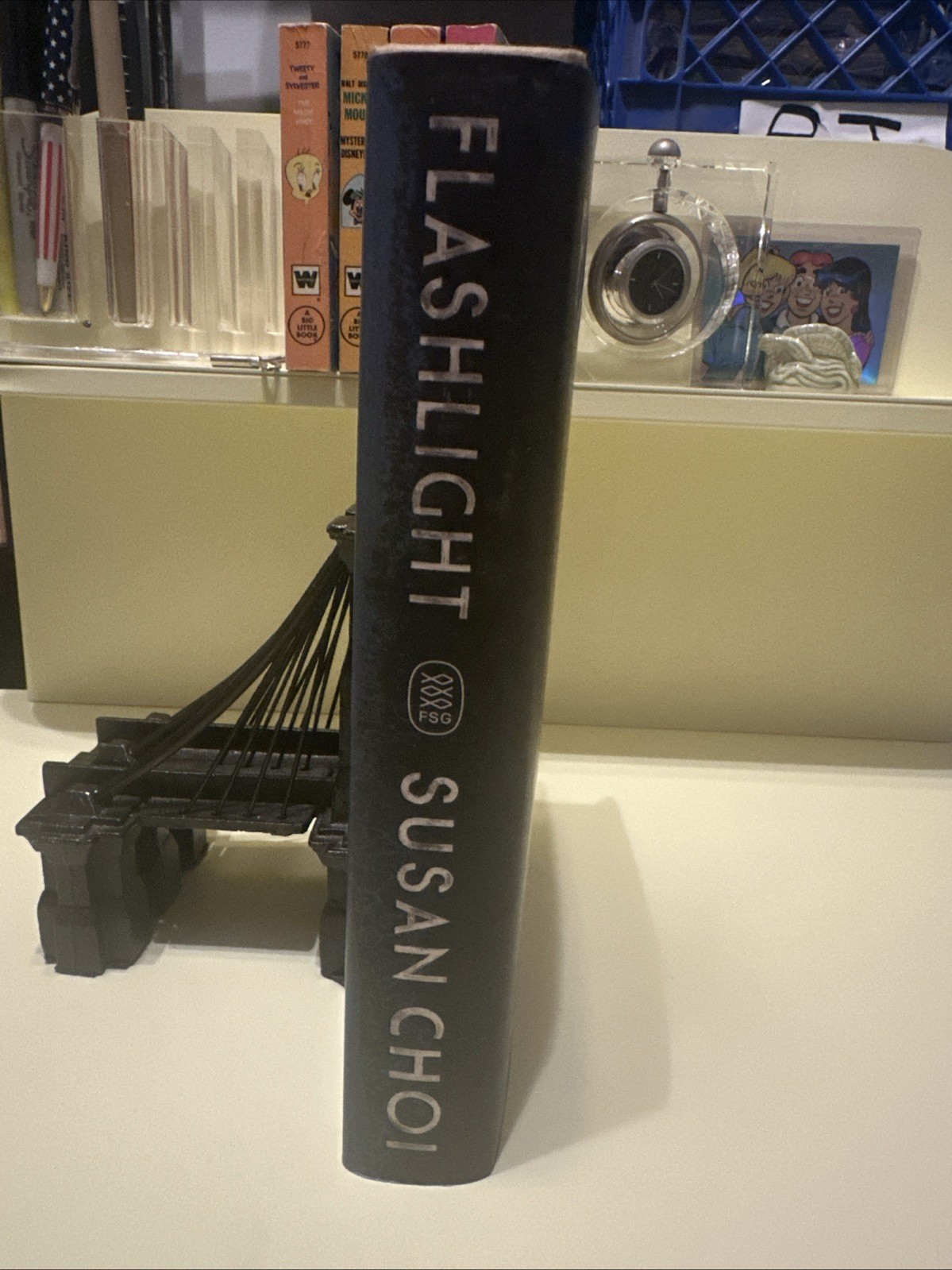 2025 FIRST EDITION FLASHLIGHT SIGNED BY SUSAN CHOI HC COLLECTIBLE BOOK JJ