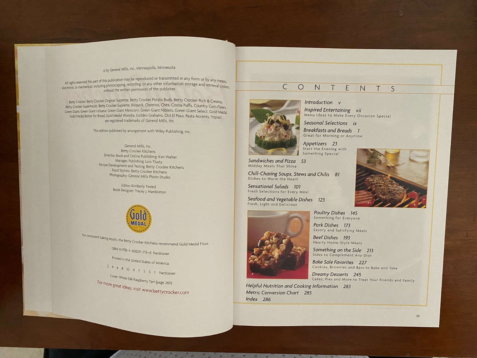 Betty Crocker Annual Recipes — 2005 Cookbook — 240+ RECIPES / 297 PAGES