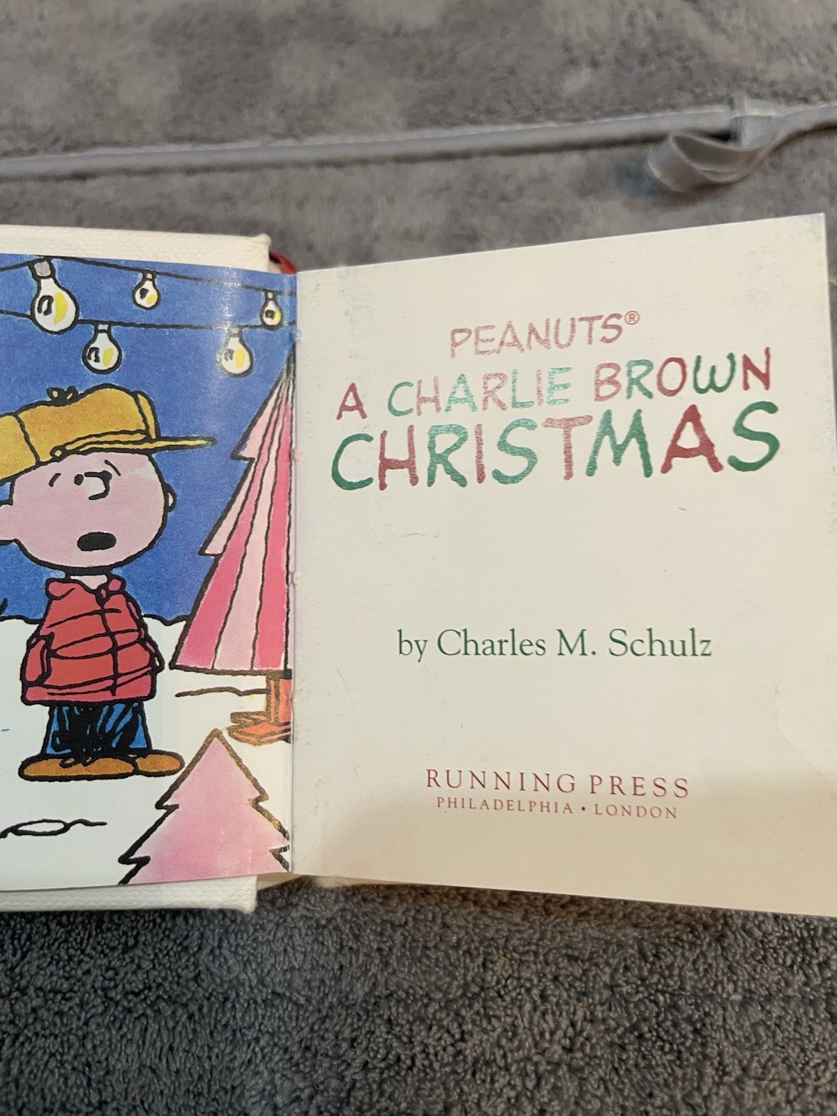 PEANUTS SNOOPY A CHARLIE BROWN CHRISTMAS CLASSIC TV MINI BOOK HARDCOVER J3