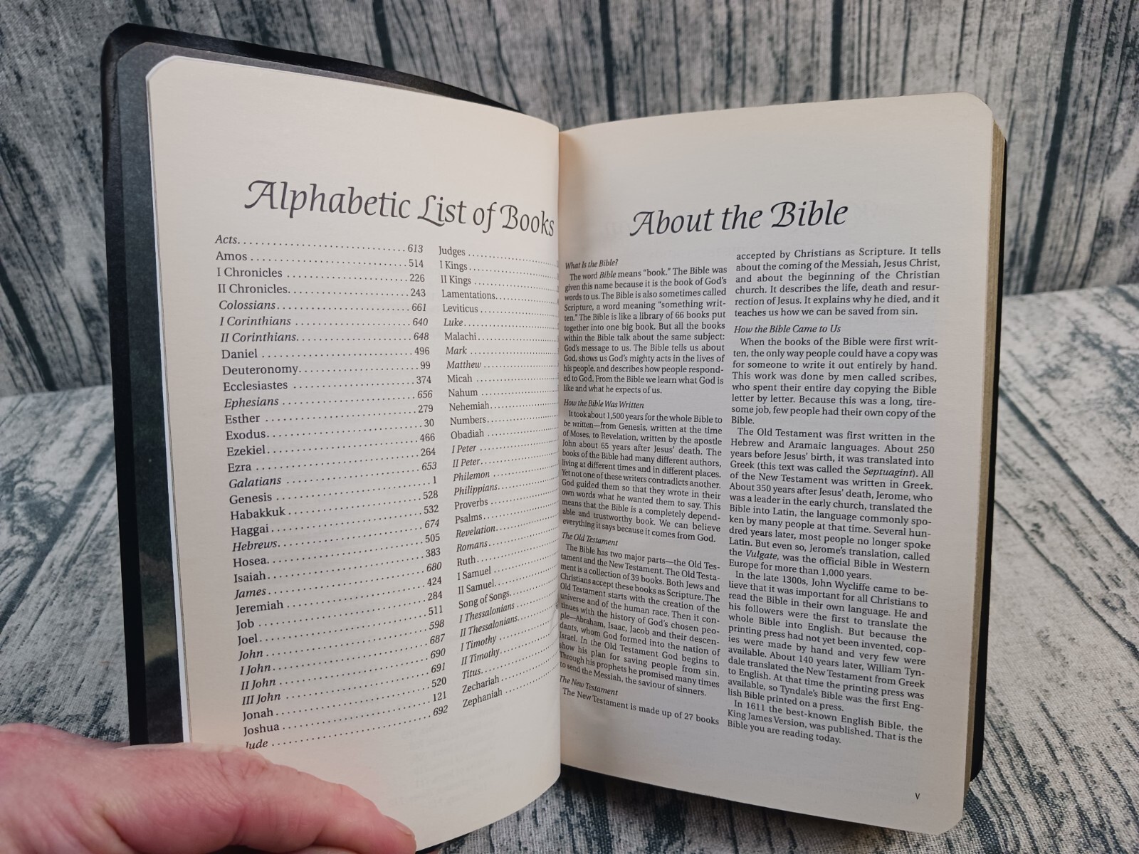 Holy Bible – King James Version – Gift and Award Bible (2000 Red Letter) Pre-Own