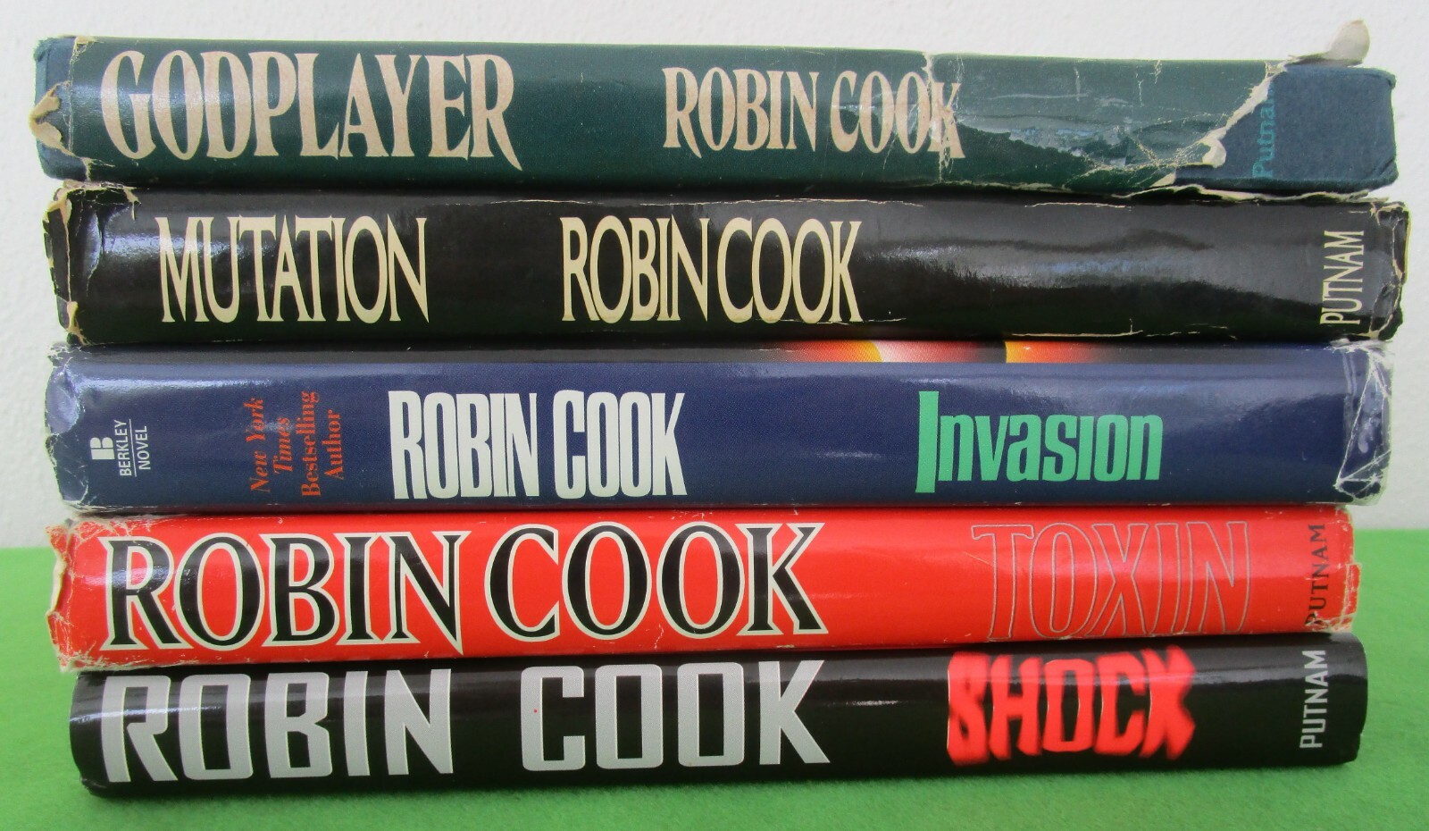 LOT 5 HCDJ STANDALONE NOVELS BY ROBIN COOK: GODPLAYER; MUTATION; INVASION;SHOCK+