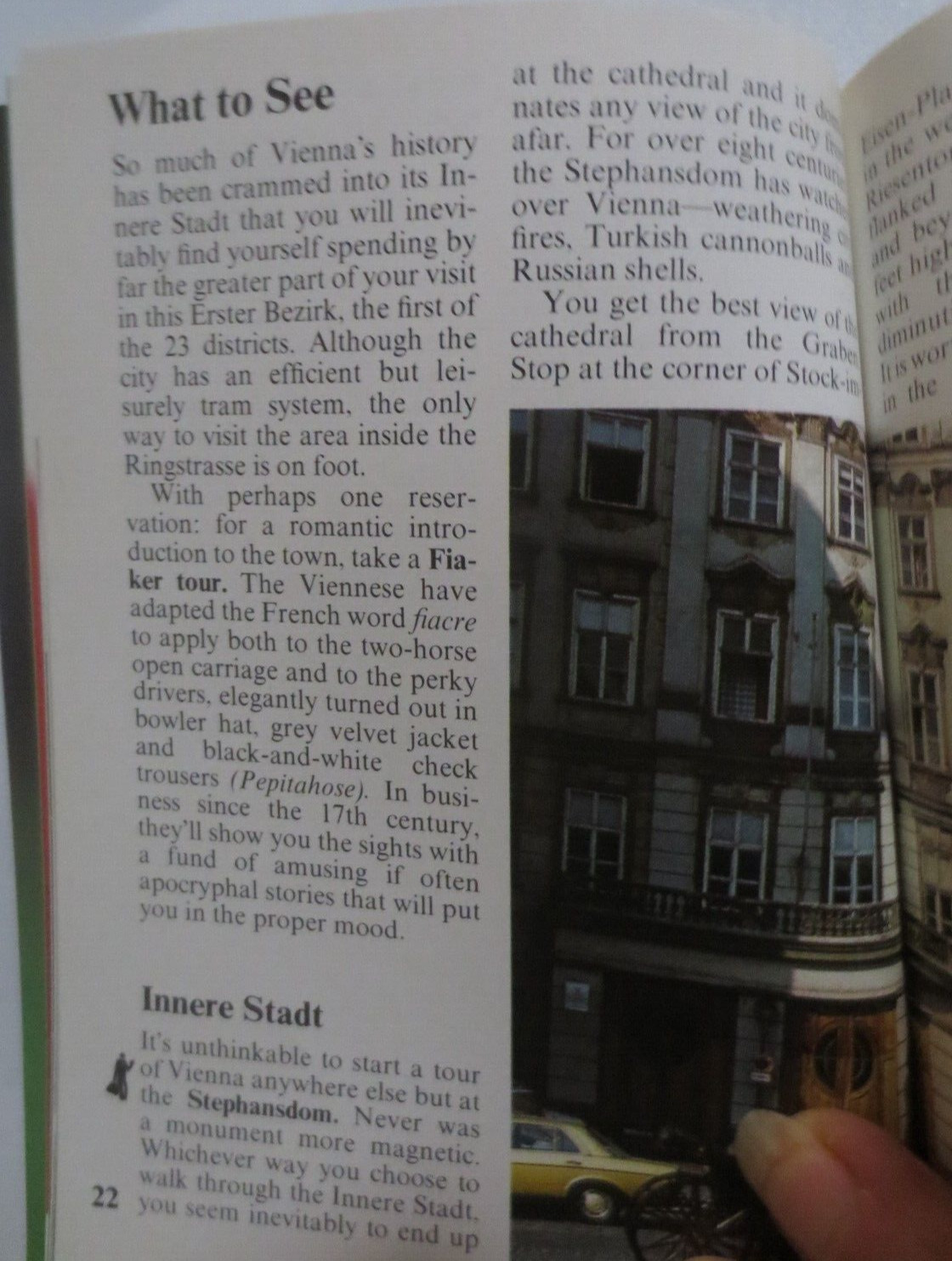 BERLITZ TRAVEL GUIDE VIENNA PAPAERBACK 1982 128 PAGES 4 X 5.5 INCHES