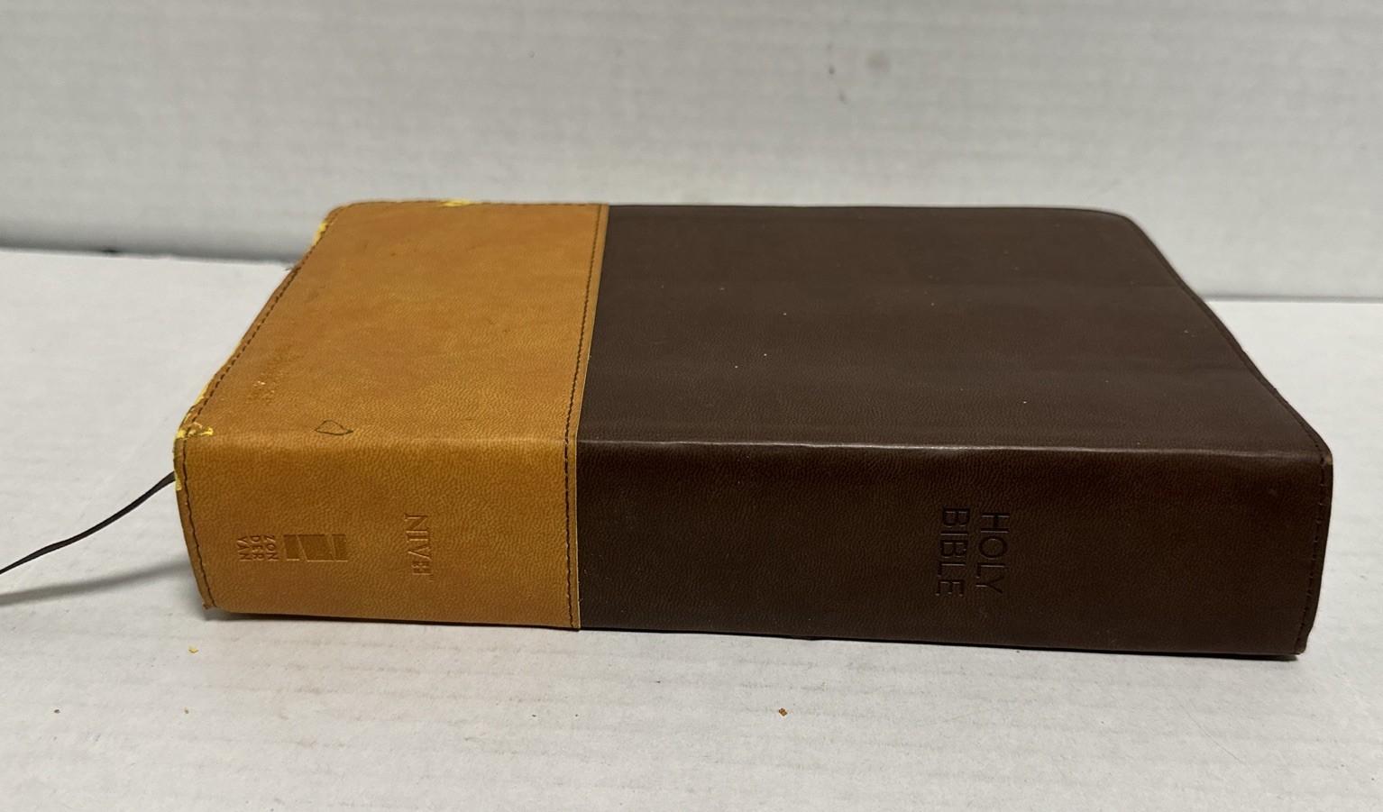 2011 NIV New International Version Pew Bible Large Print Zondervan Yellow Brown