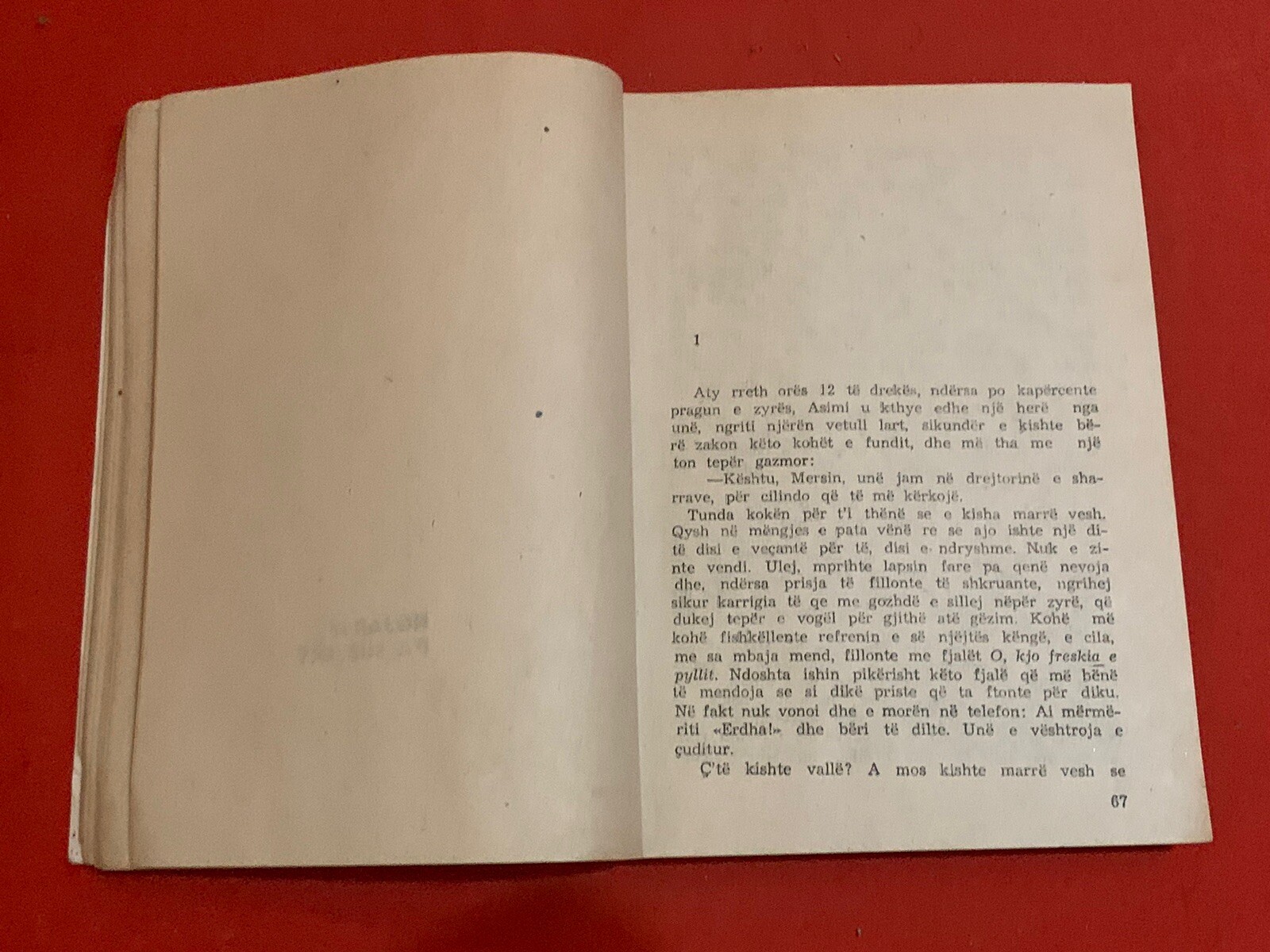 OLD ALBANIAN BOOK-NOVELE-DY KRONIKA PER NJE VRASJE-AGIM ISAKU-1991-283 pages