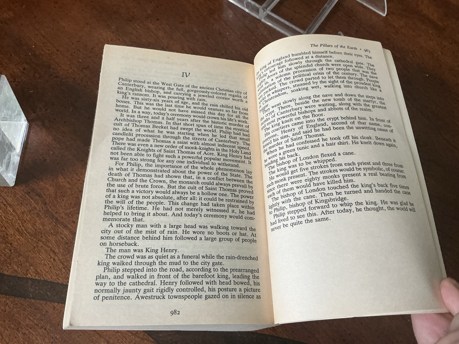 Pillars of the Earth : A Novel by Ken Follett (1990, Mass Market)