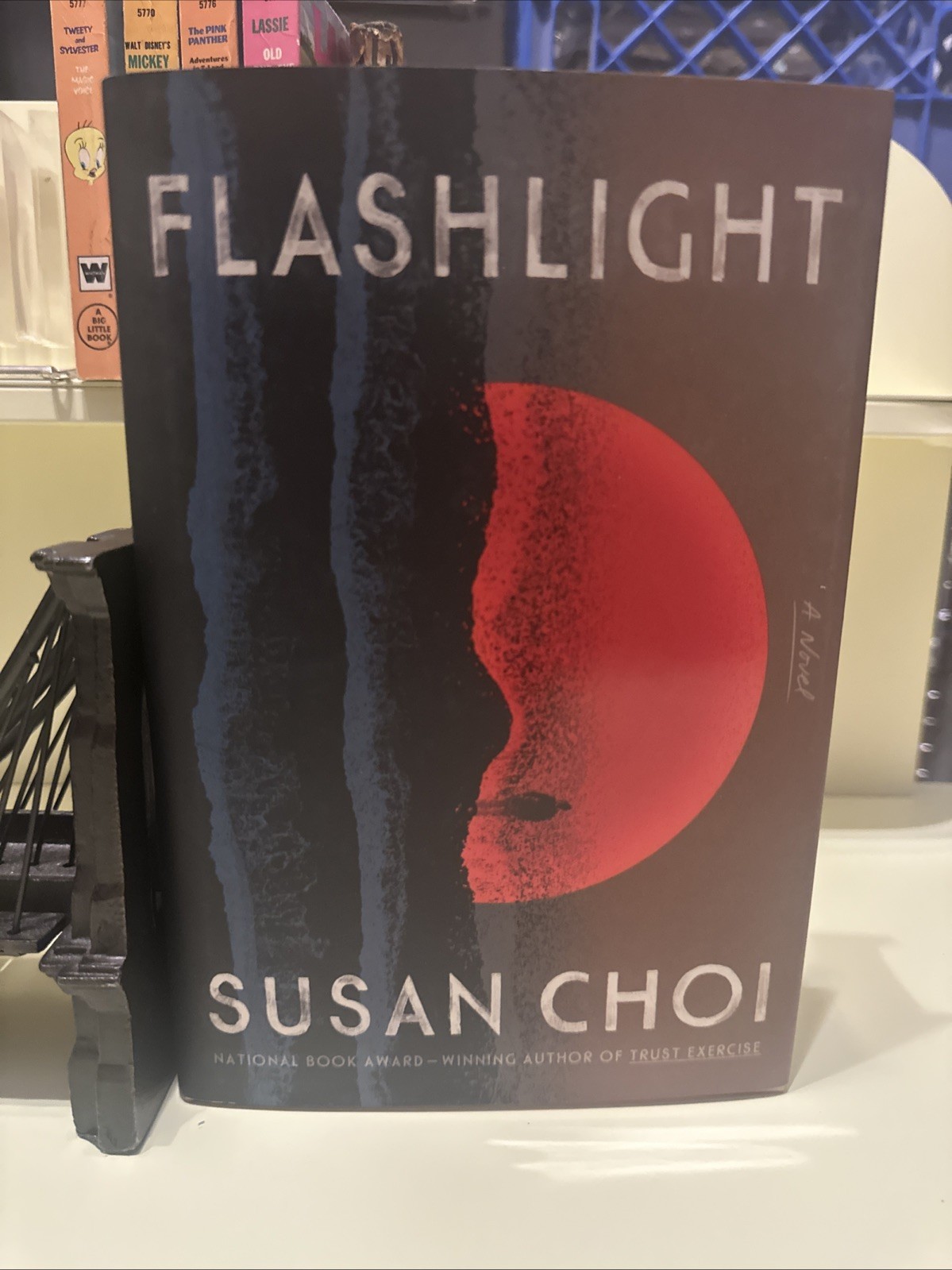 2025 FIRST EDITION FLASHLIGHT SIGNED BY SUSAN CHOI HC COLLECTIBLE BOOK JJ