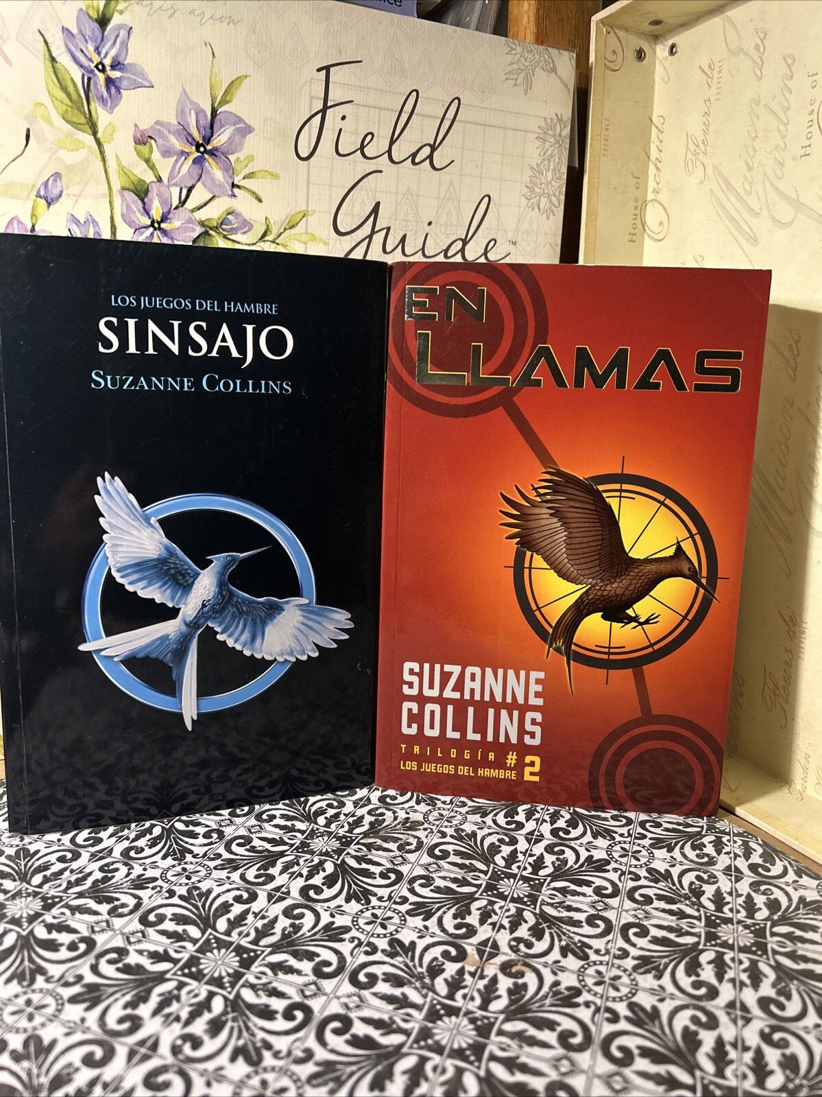 Sinsajo & En Llamas by Suzanne Collins Paperback Set 2 Books Spanish Edition