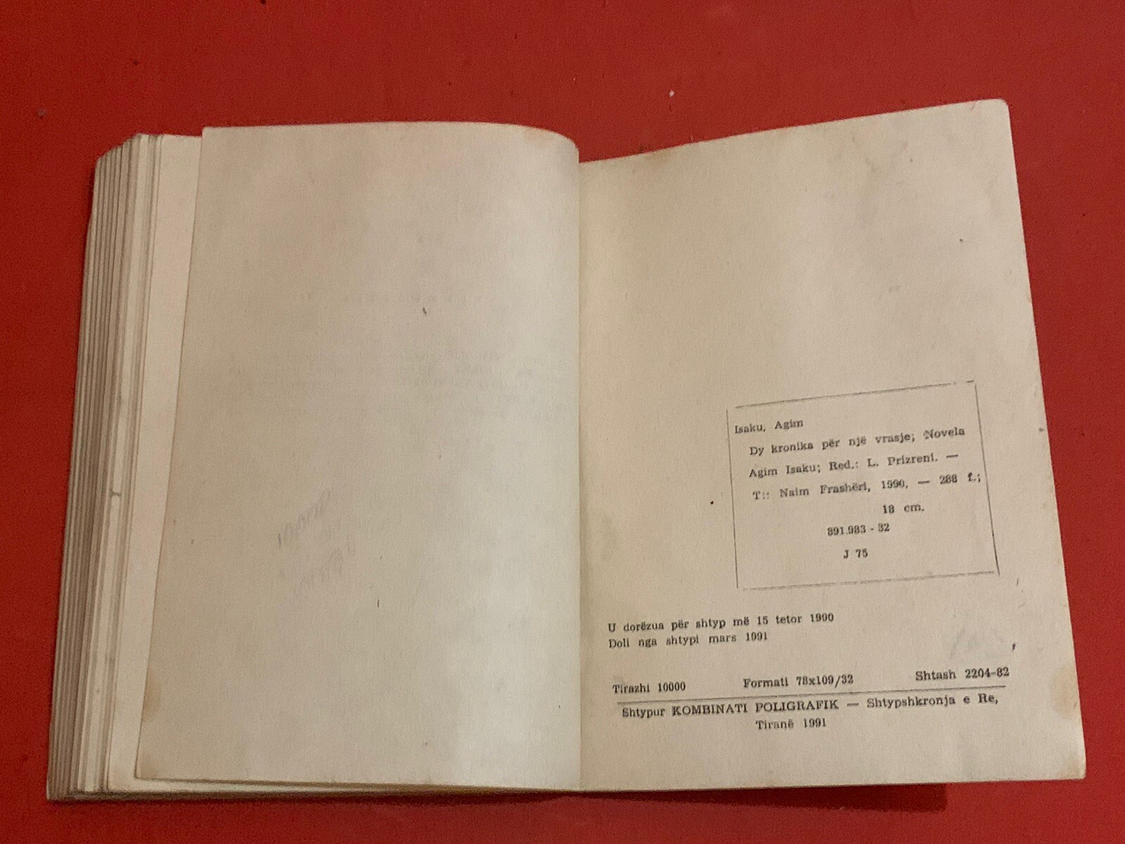 OLD ALBANIAN BOOK-NOVELE-DY KRONIKA PER NJE VRASJE-AGIM ISAKU-1991-283 pages