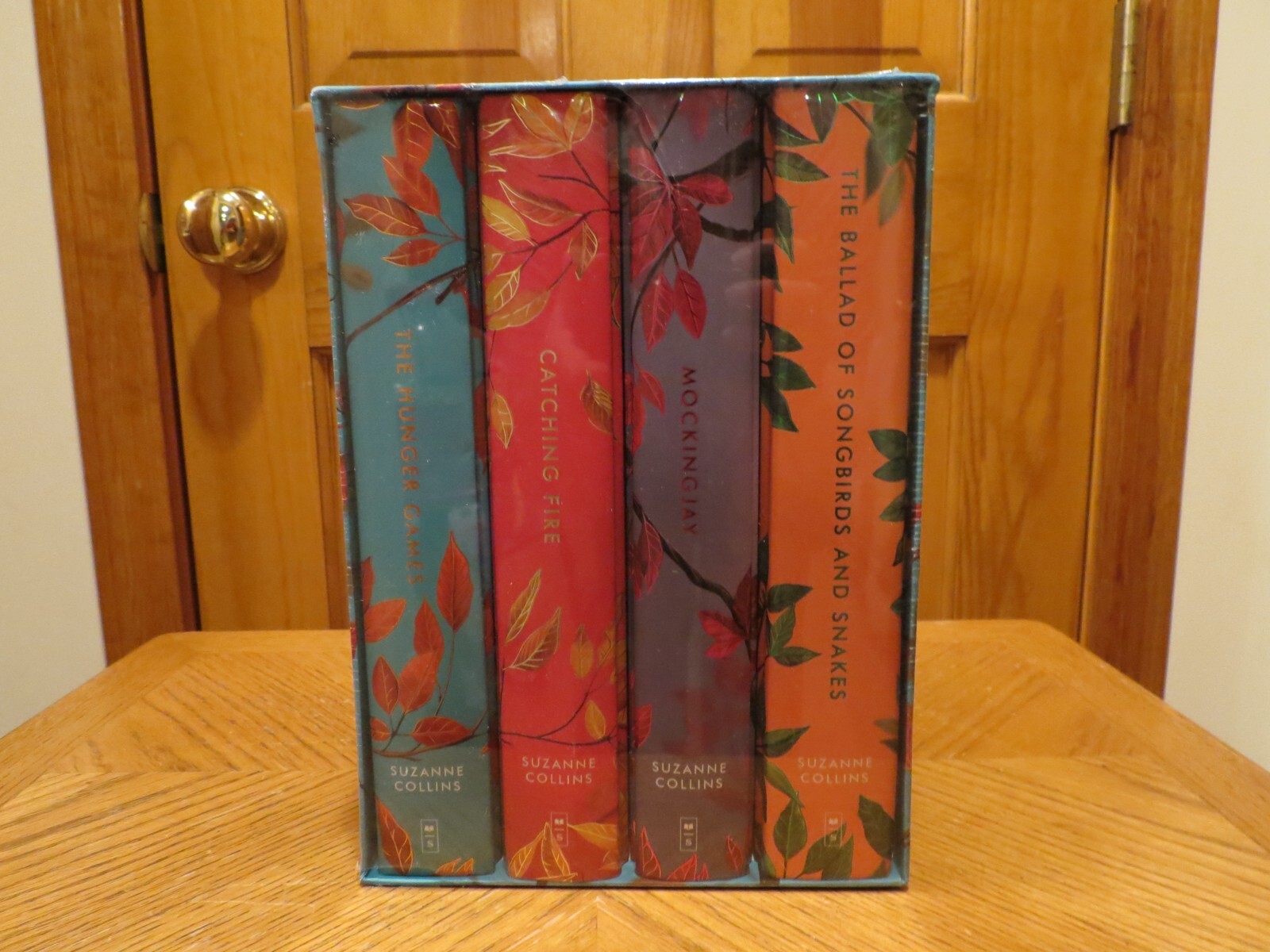 The Hunger Games Deluxe UK Collection by Suzanne Collins – 4 Book Set