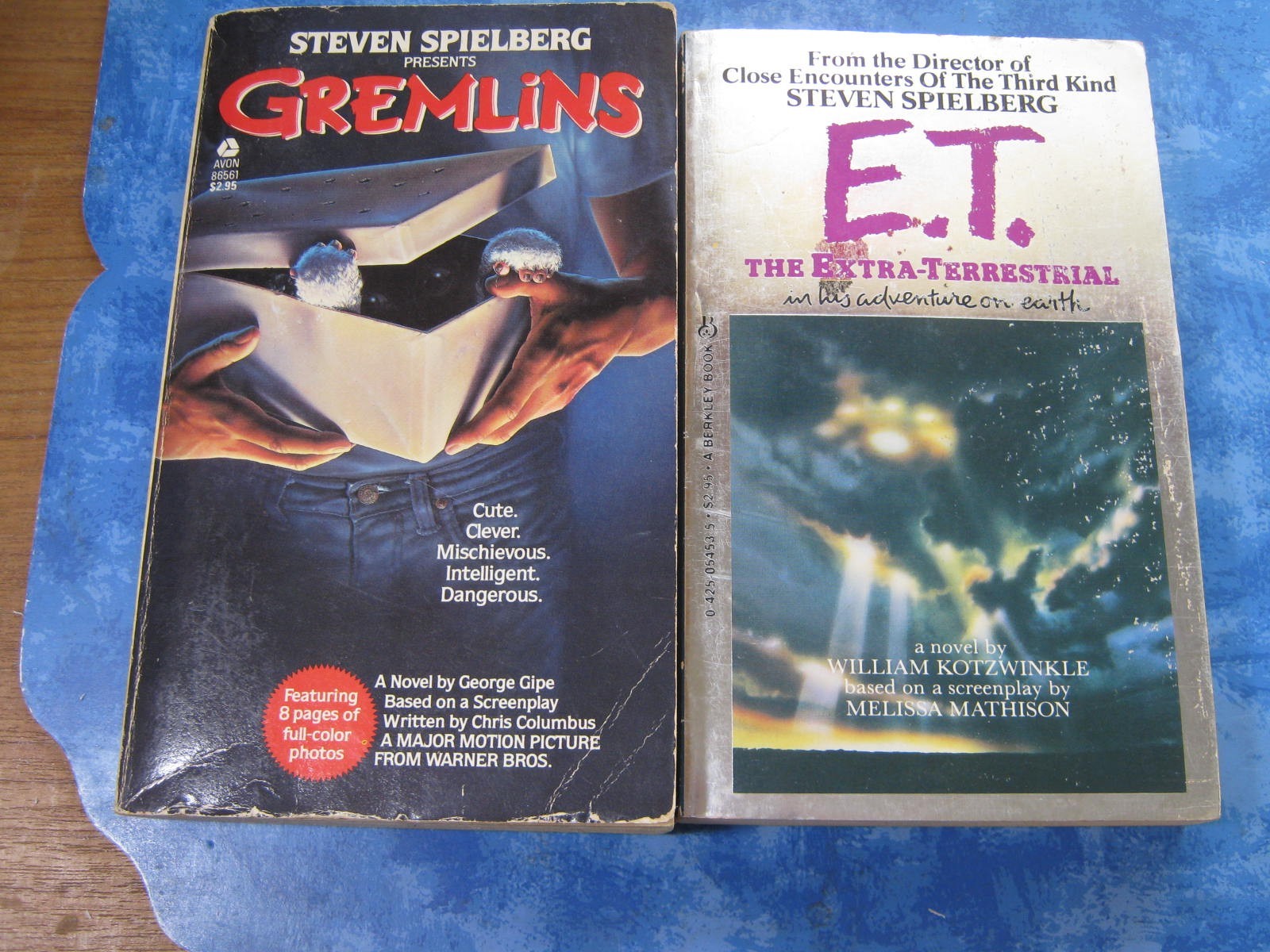 LOT OF 2 STEVEN SPIELBERG PB Gremlins & E.T. The Extra-Terrestrial VGC