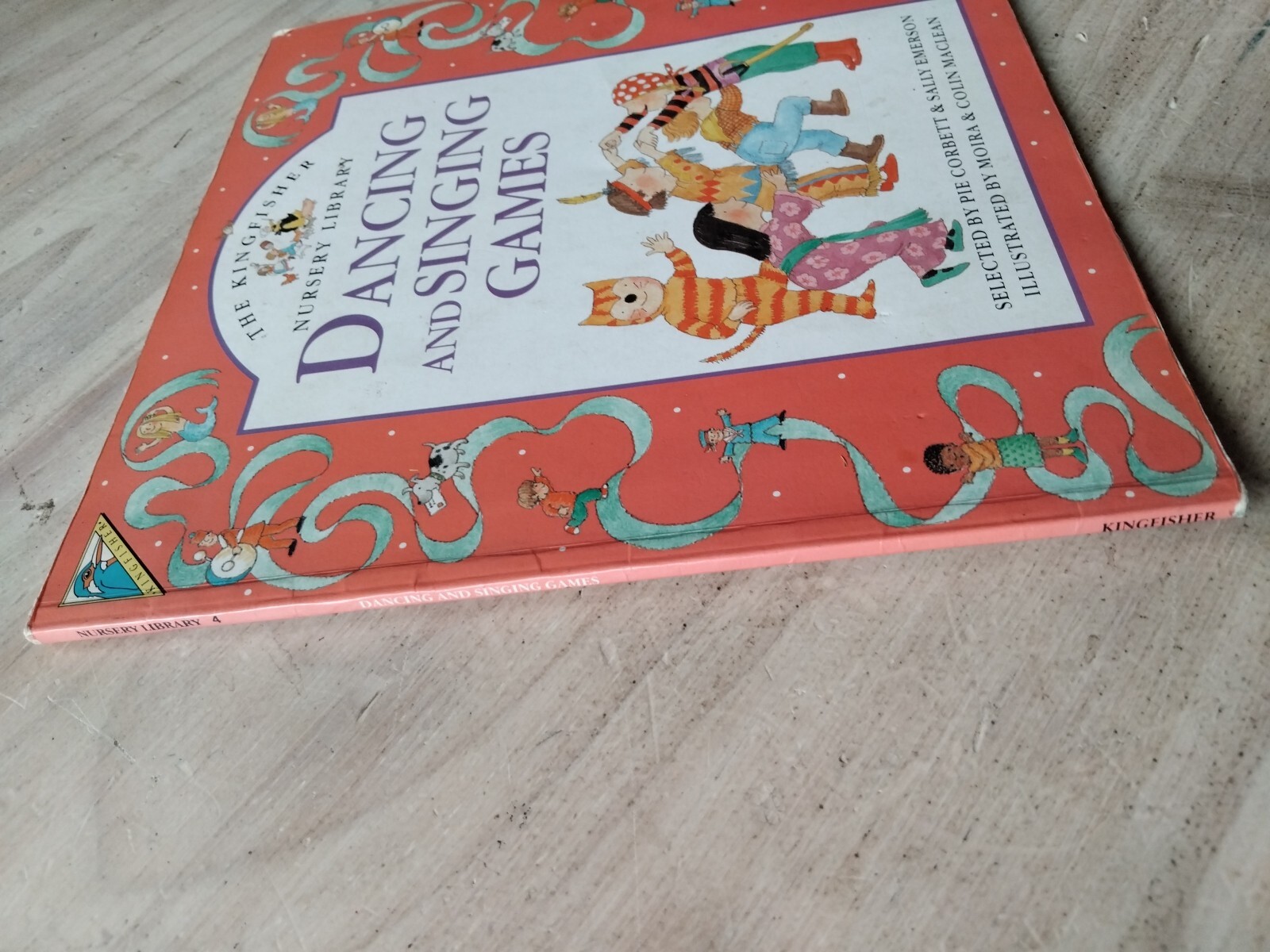 DANCING AND SINGING GAMES BOOK (PIE CORBETT & SALLY EMERSON) 22CM X 22CM