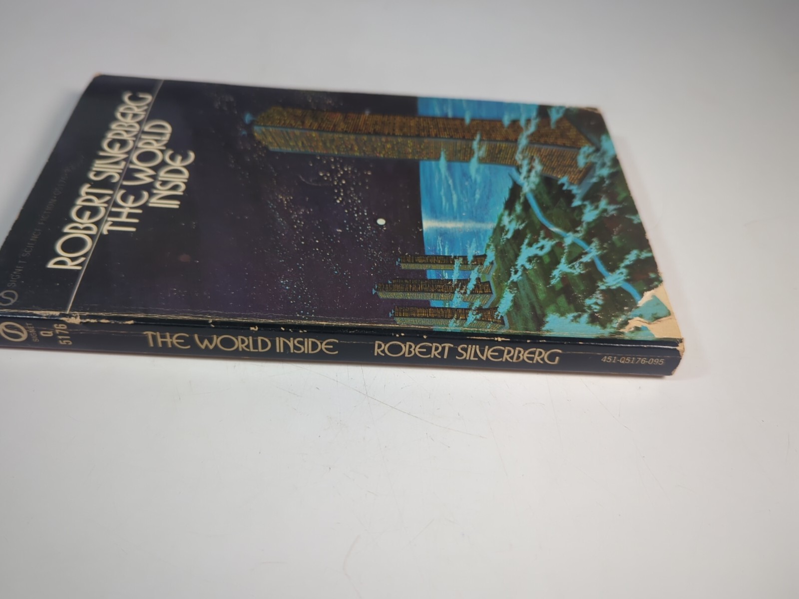 Robert Silverberg – The World Inside – Signet First Printing 1972 Vintage Sci-fi