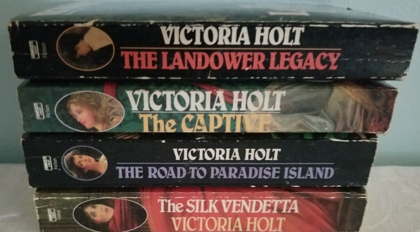 A Victoria Holt Quartet Boxed Set Of 4 MM Pbs Captive Paradise Island Silk Vende